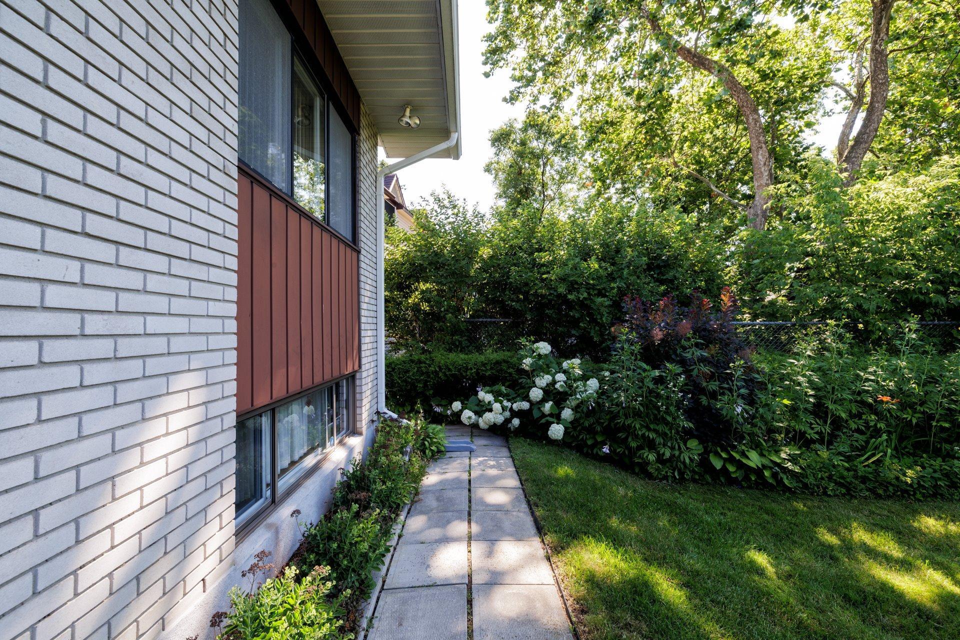 









22


Av. Circle

,
Pointe-Claire,




QC
H9R1X1


