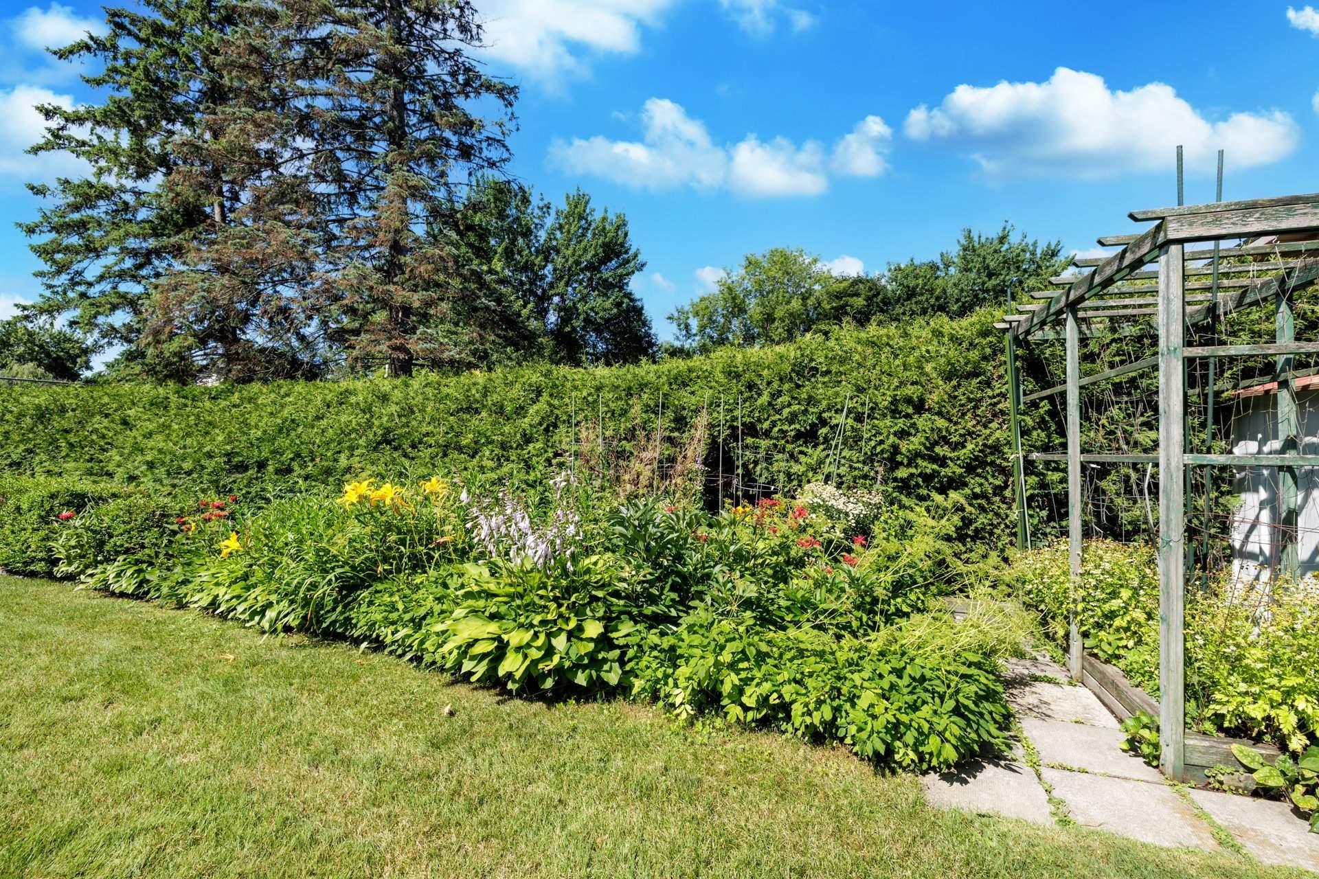 









22


Av. Circle

,
Pointe-Claire,




QC
H9R1X1

