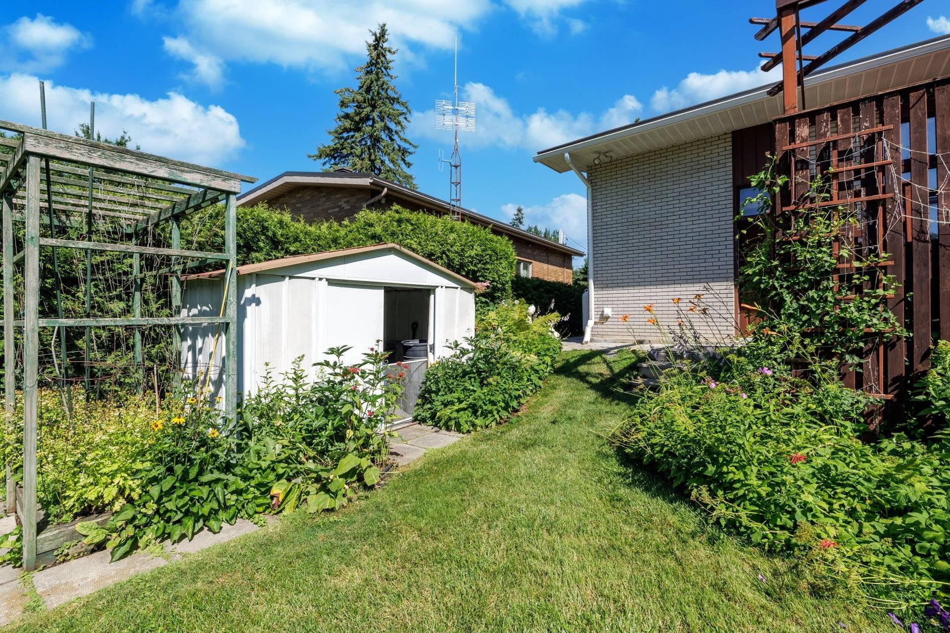 









22


Av. Circle

,
Pointe-Claire,




QC
H9R1X1

