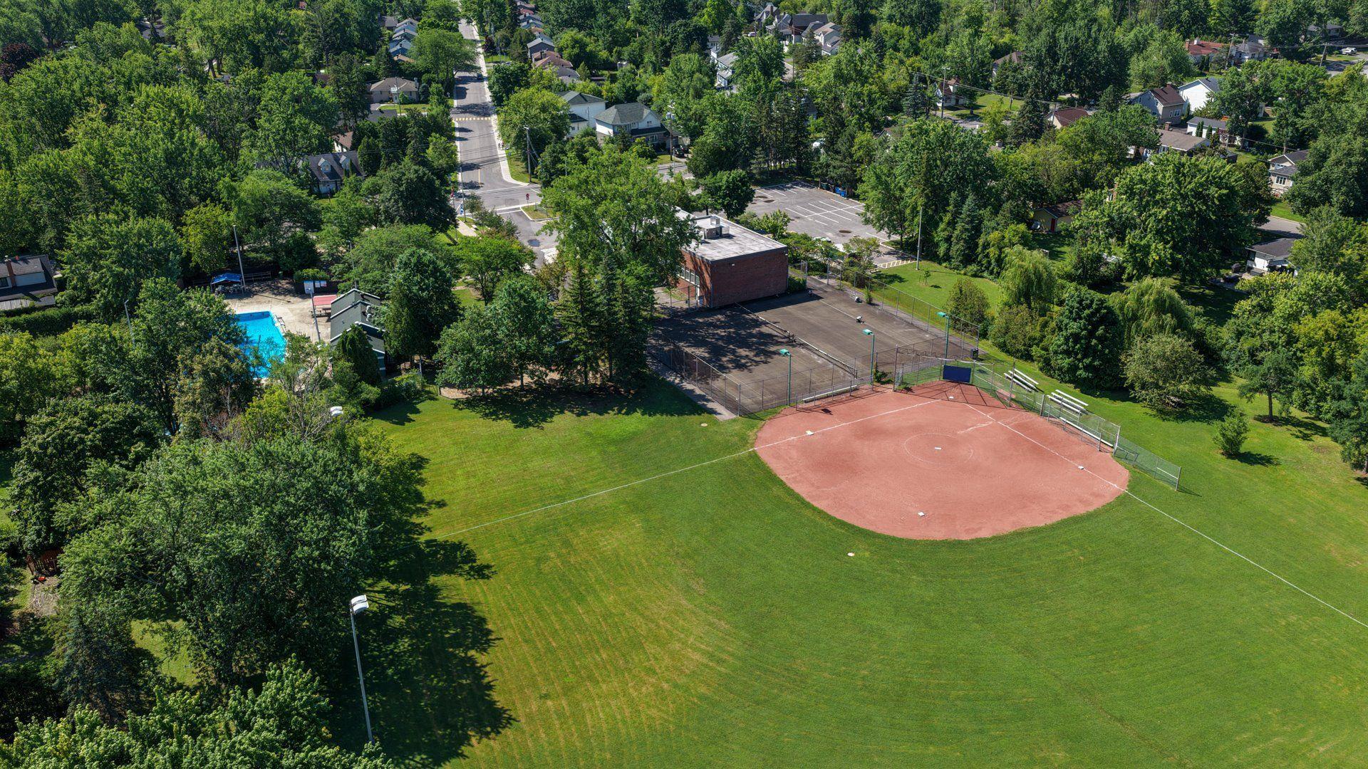 









22


Av. Circle

,
Pointe-Claire,




QC
H9R1X1

