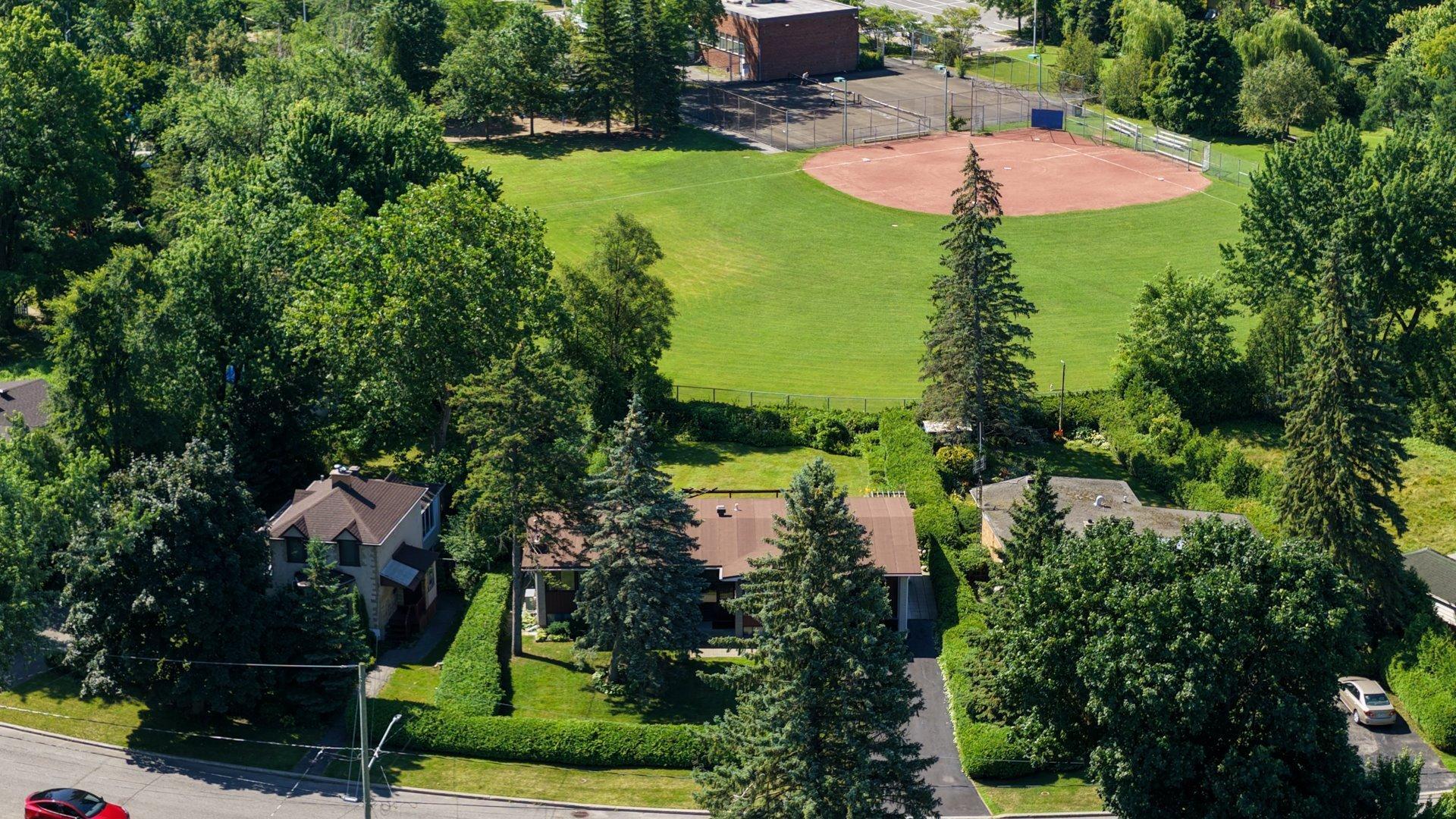 









22


Av. Circle

,
Pointe-Claire,




QC
H9R1X1

