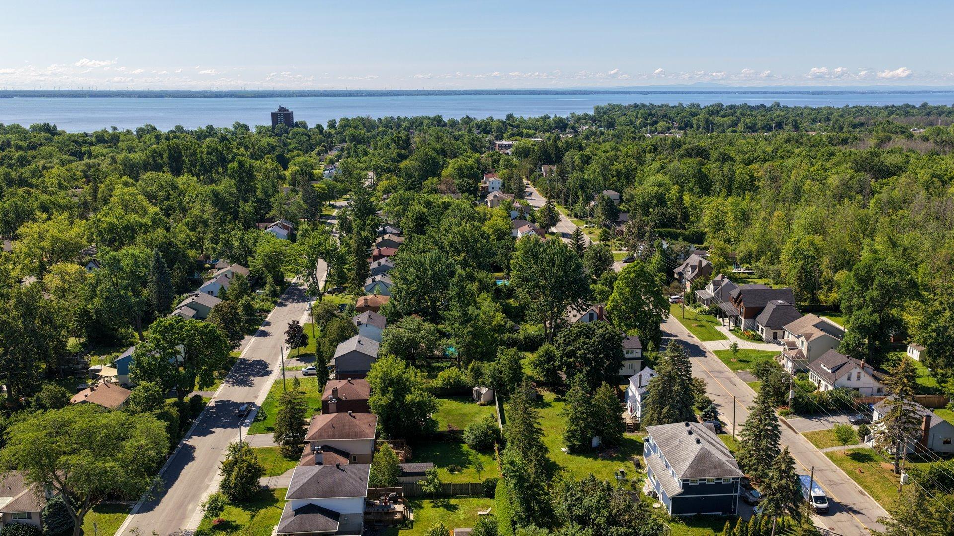 









22


Av. Circle

,
Pointe-Claire,




QC
H9R1X1


