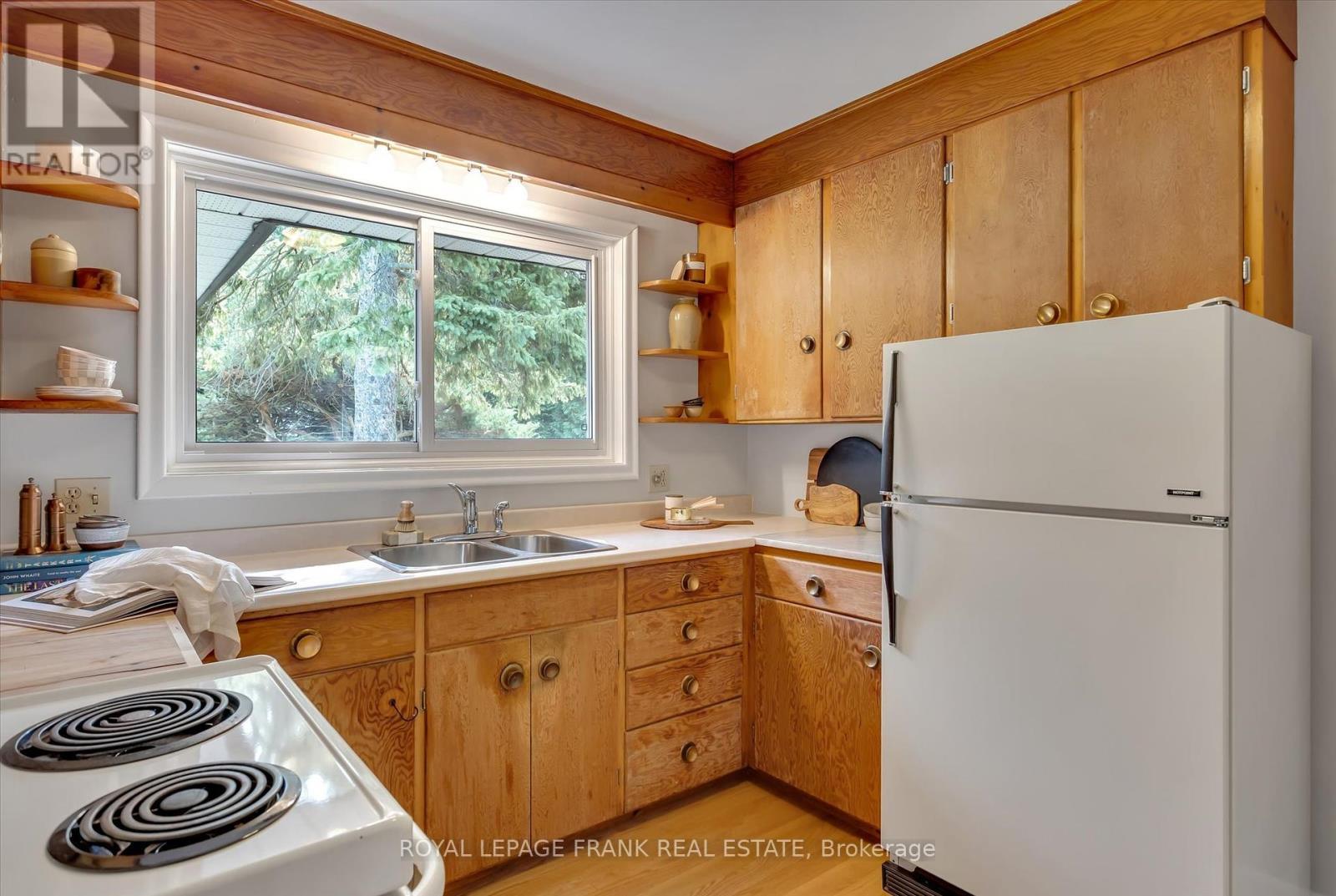 












976 GLEBEMOUNT CRESCENT

,
Peterborough North (Central),




Ontario
K9H6L9

