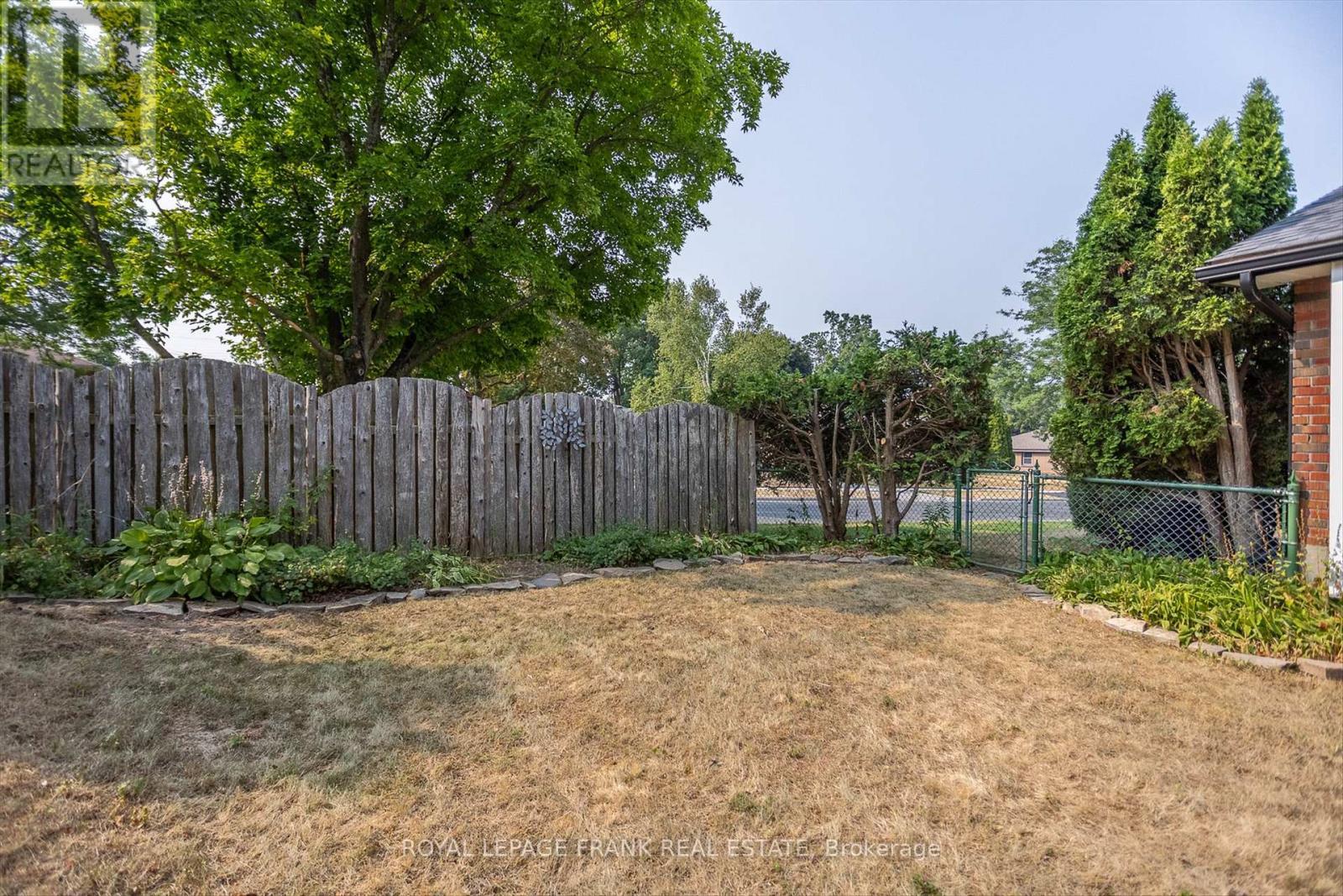 












976 GLEBEMOUNT CRESCENT

,
Peterborough North (Central),




Ontario
K9H6L9

