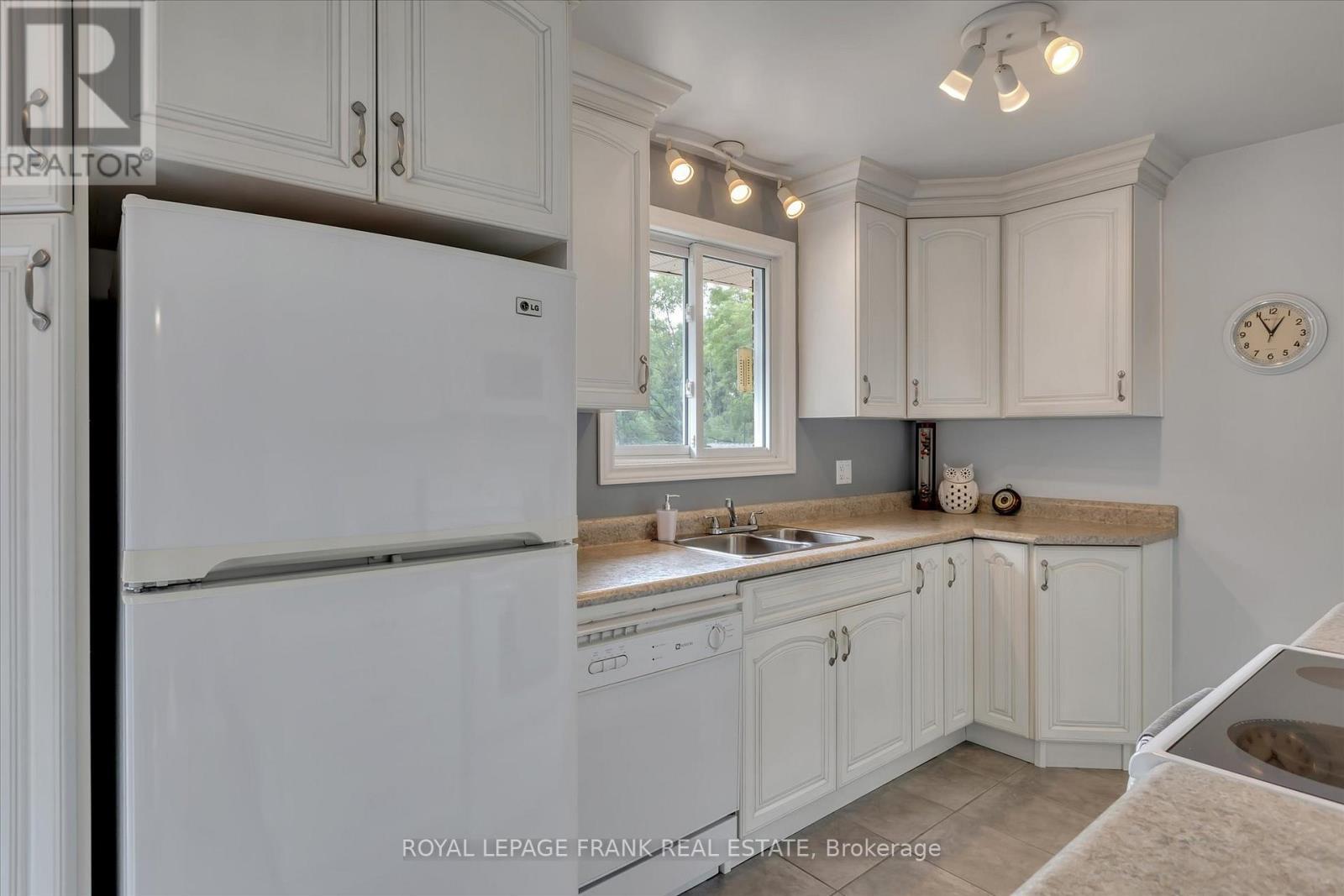 












419 SOUTH BEACH ROAD

,
Douro-Dummer,




Ontario
K0L2H0

