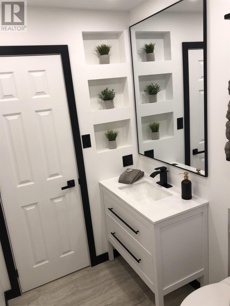 












144 Hillside DR S

,
Elliot Lake,




Ontario
P5A1N1

