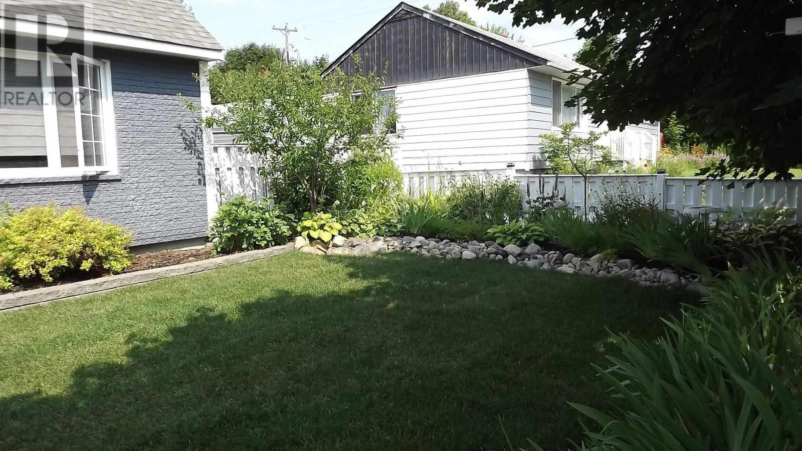 












144 Hillside DR S

,
Elliot Lake,




Ontario
P5A1N1

