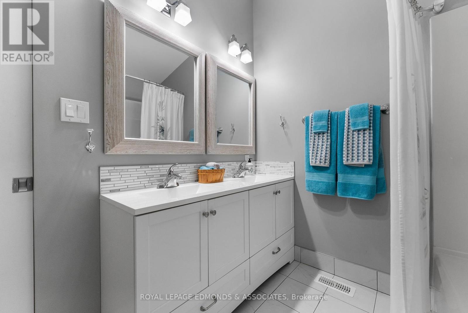 












172 MINK LAKE ROAD

,
North Algona Wilberforce,




Ontario
K0J1T0

