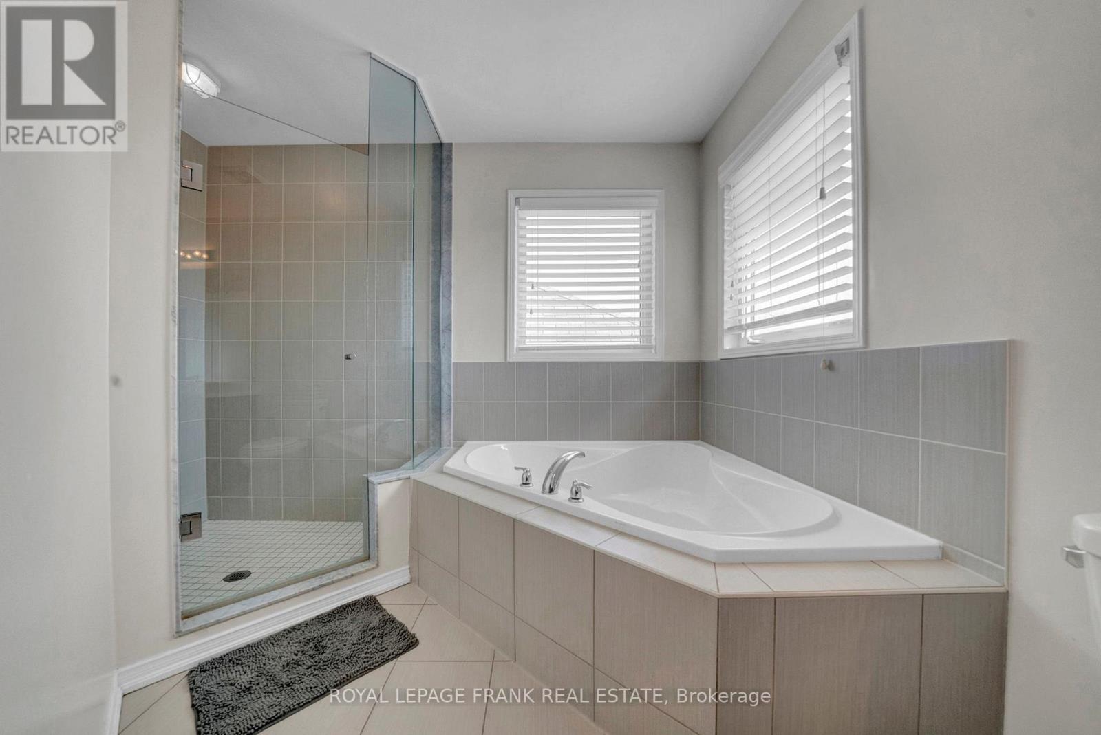 












19 JACK ROACH STREET

,
Clarington (Bowmanville),




Ontario
L1C0S8

