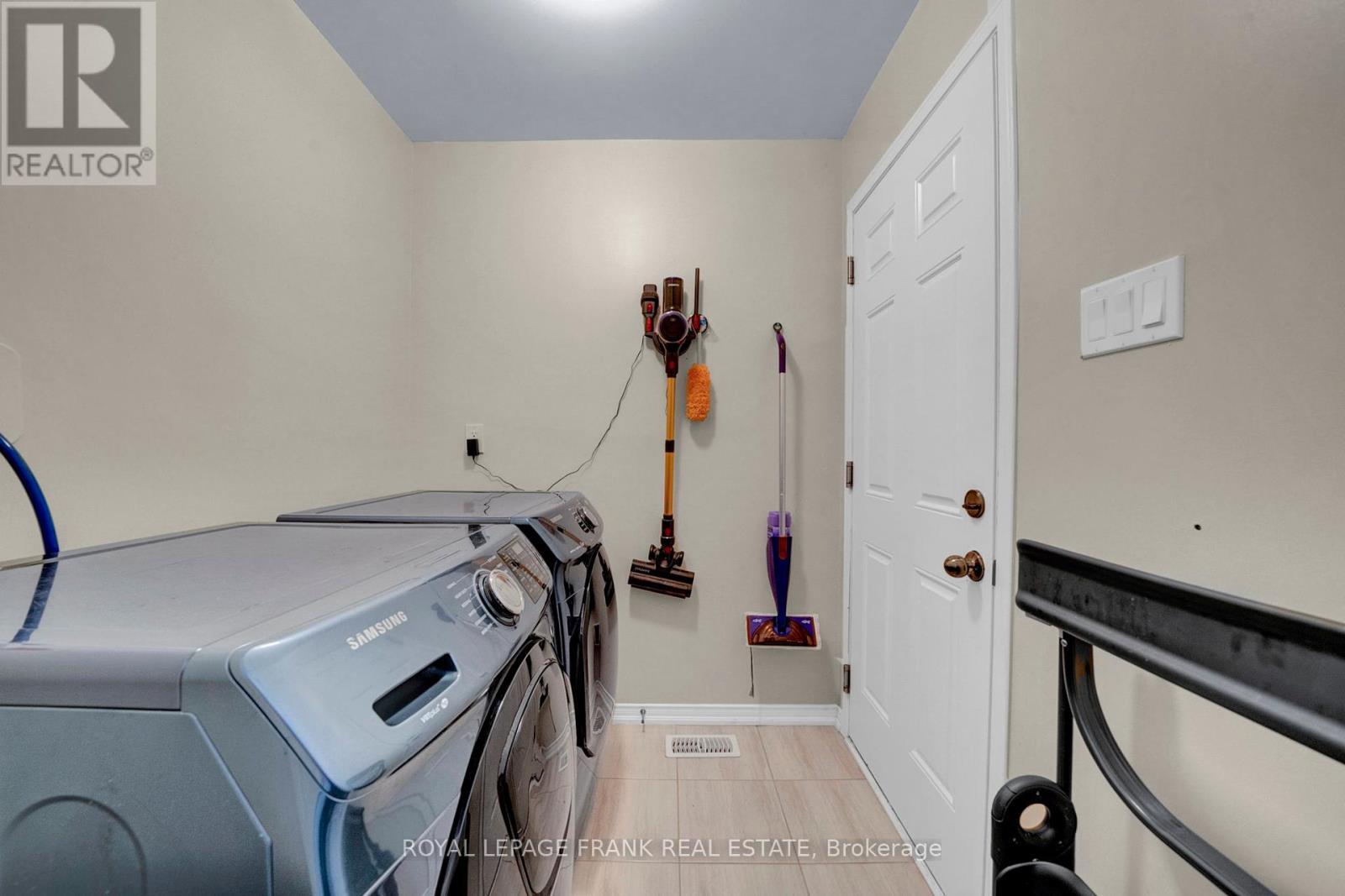 












19 JACK ROACH STREET

,
Clarington (Bowmanville),




Ontario
L1C0S8

