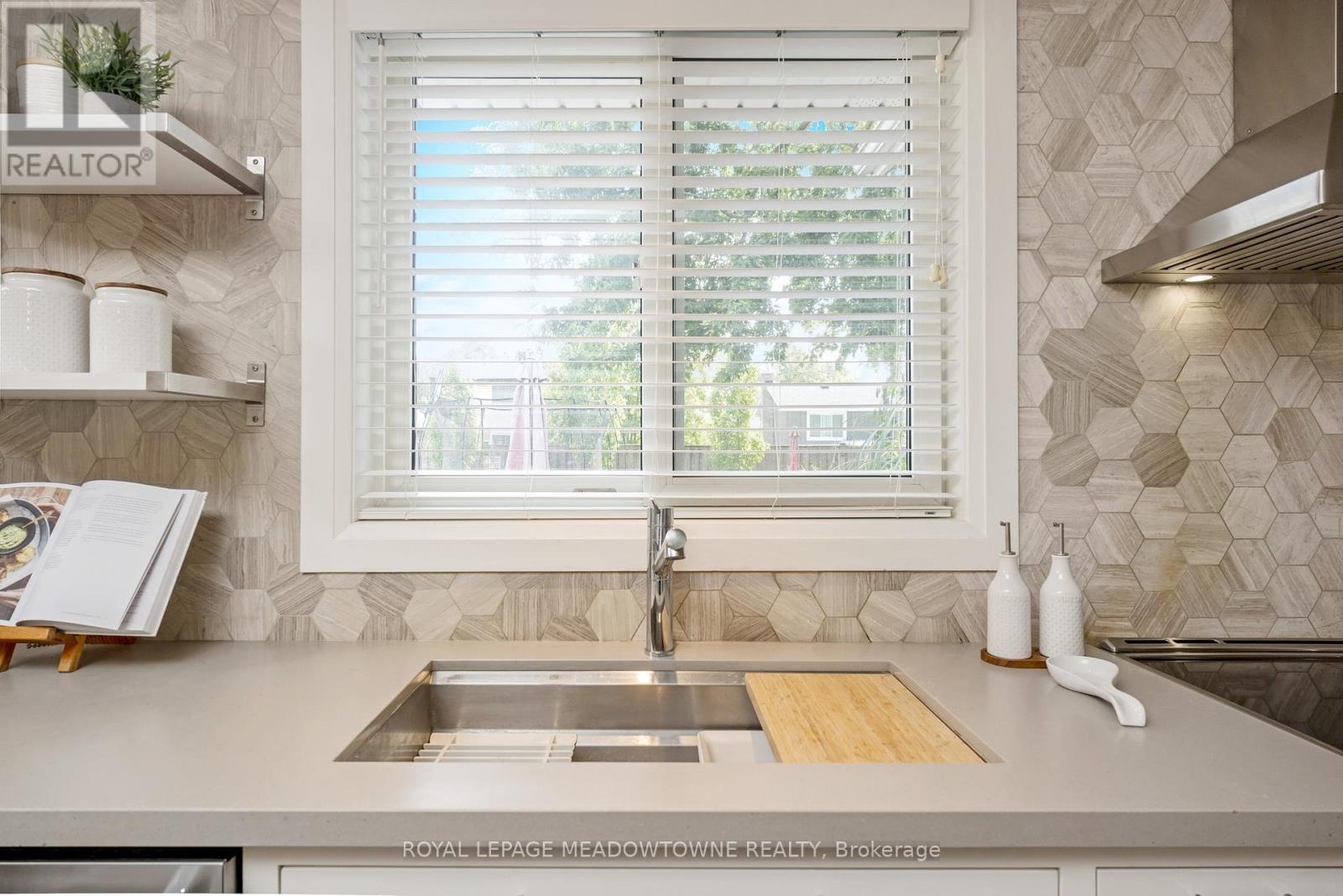 












742 WILLOW AVENUE

,
Milton,




Ontario
L9T3E6

