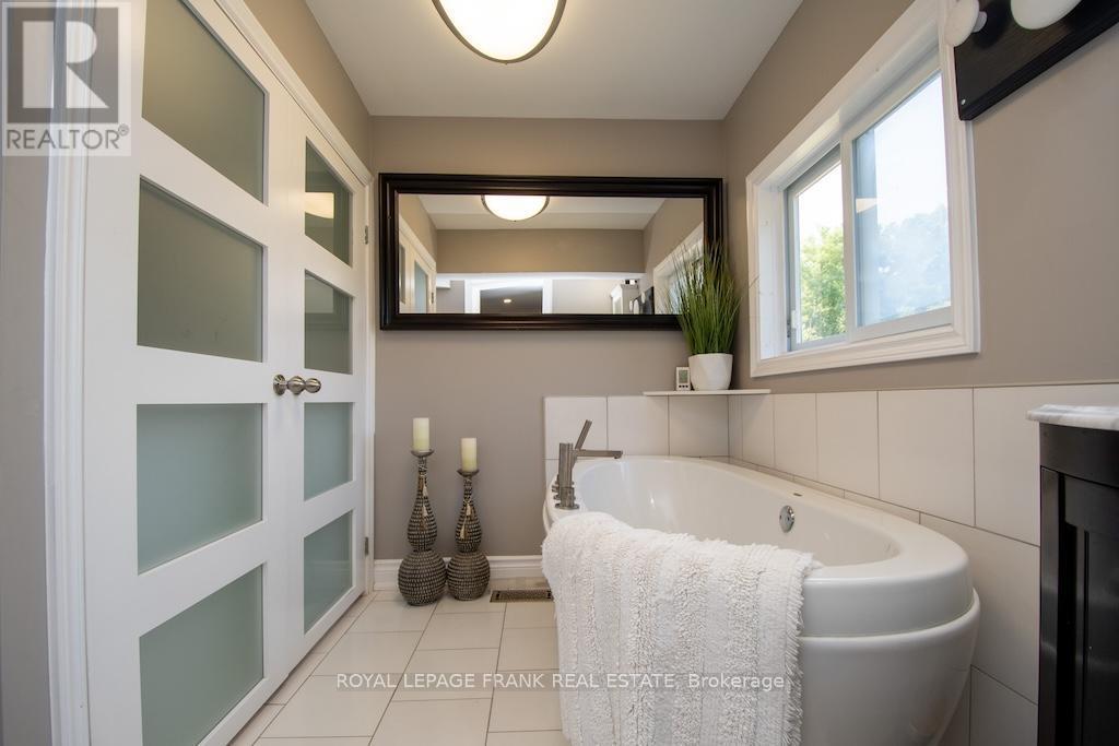 












165 ST LAWRENCE STREET W

,
Centre Hastings,




Ontario
K0K2K0

