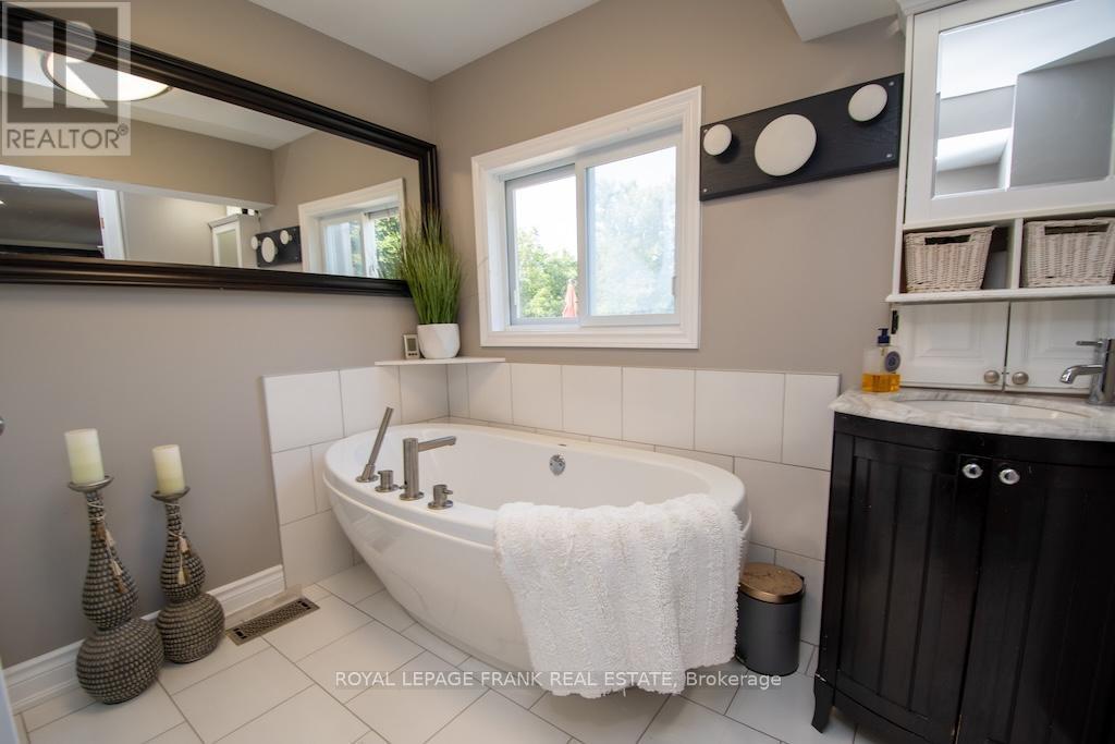 












165 ST LAWRENCE STREET W

,
Centre Hastings,




Ontario
K0K2K0

