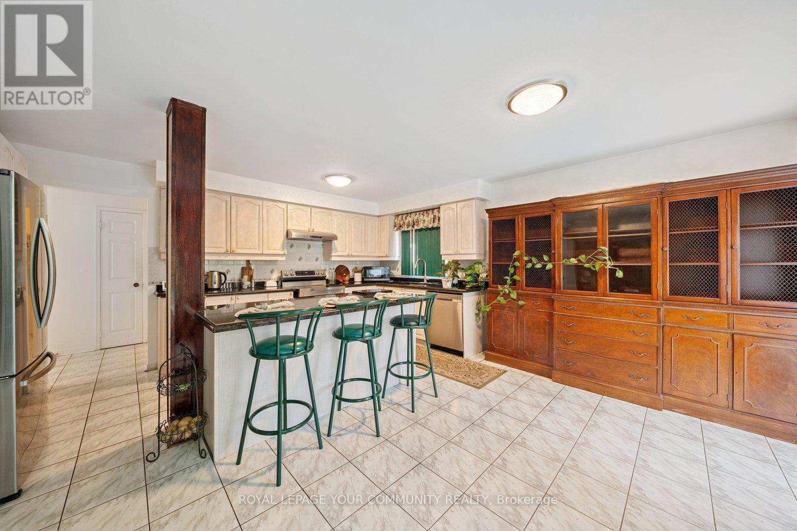 












194 CARRINGTON DRIVE

,
Richmond Hill,




Ontario
L4C7Z7

