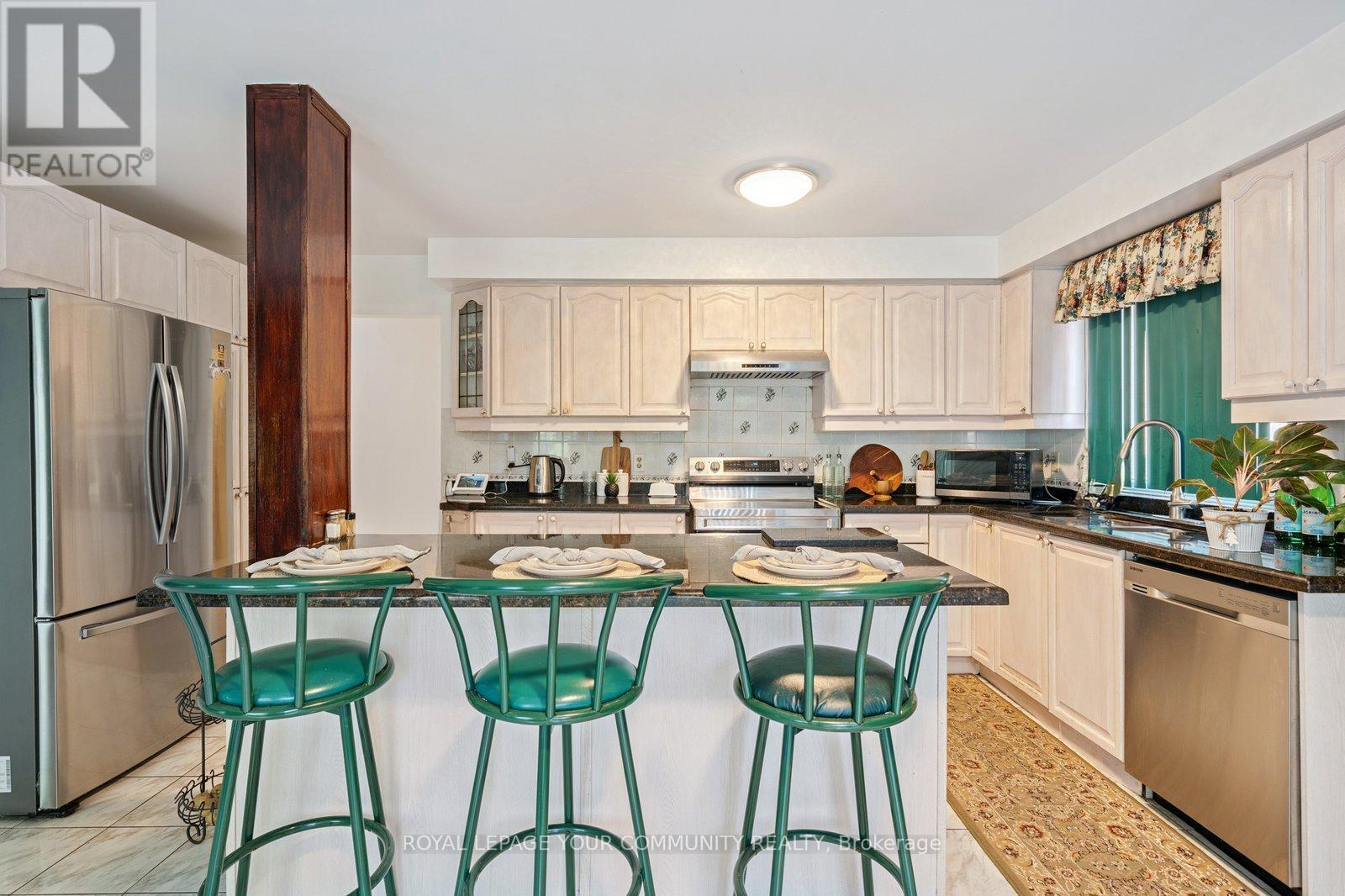 












194 CARRINGTON DRIVE

,
Richmond Hill,




Ontario
L4C7Z7

