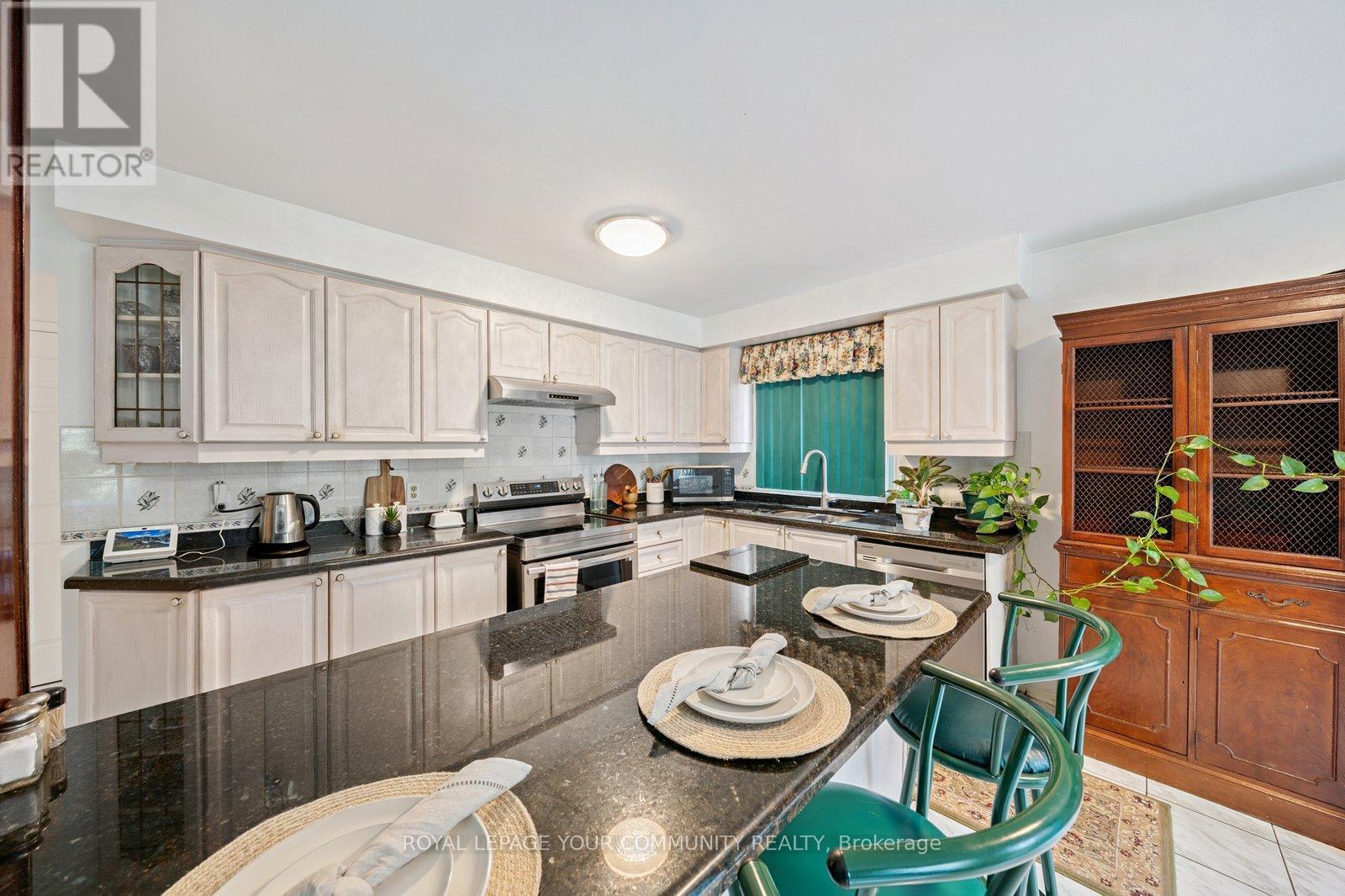 












194 CARRINGTON DRIVE

,
Richmond Hill,




Ontario
L4C7Z7

