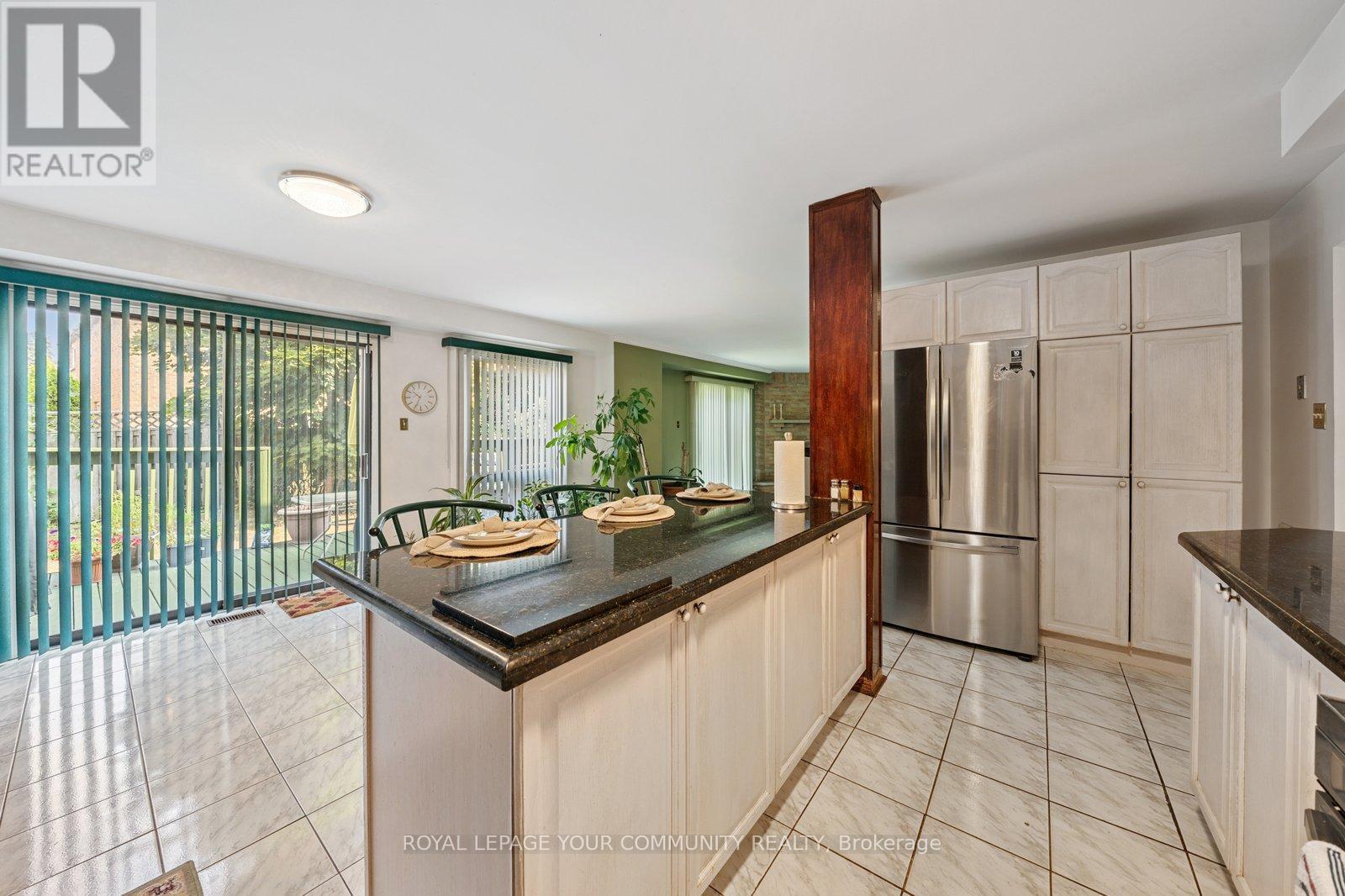 












194 CARRINGTON DRIVE

,
Richmond Hill,




Ontario
L4C7Z7

