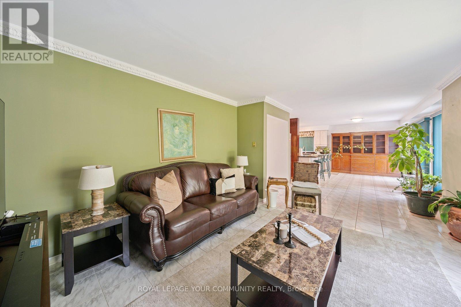 












194 CARRINGTON DRIVE

,
Richmond Hill,




Ontario
L4C7Z7

