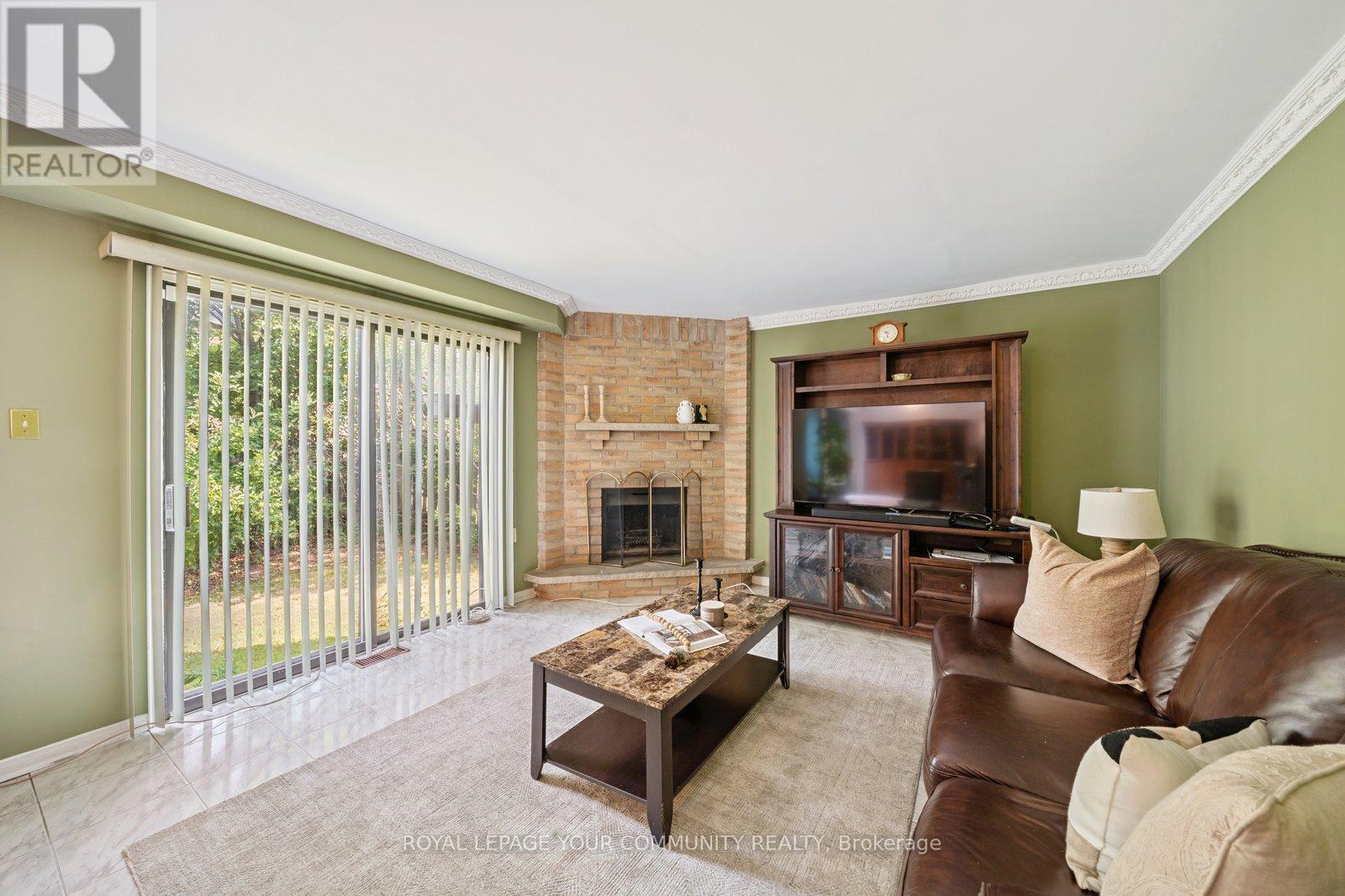 












194 CARRINGTON DRIVE

,
Richmond Hill,




Ontario
L4C7Z7

