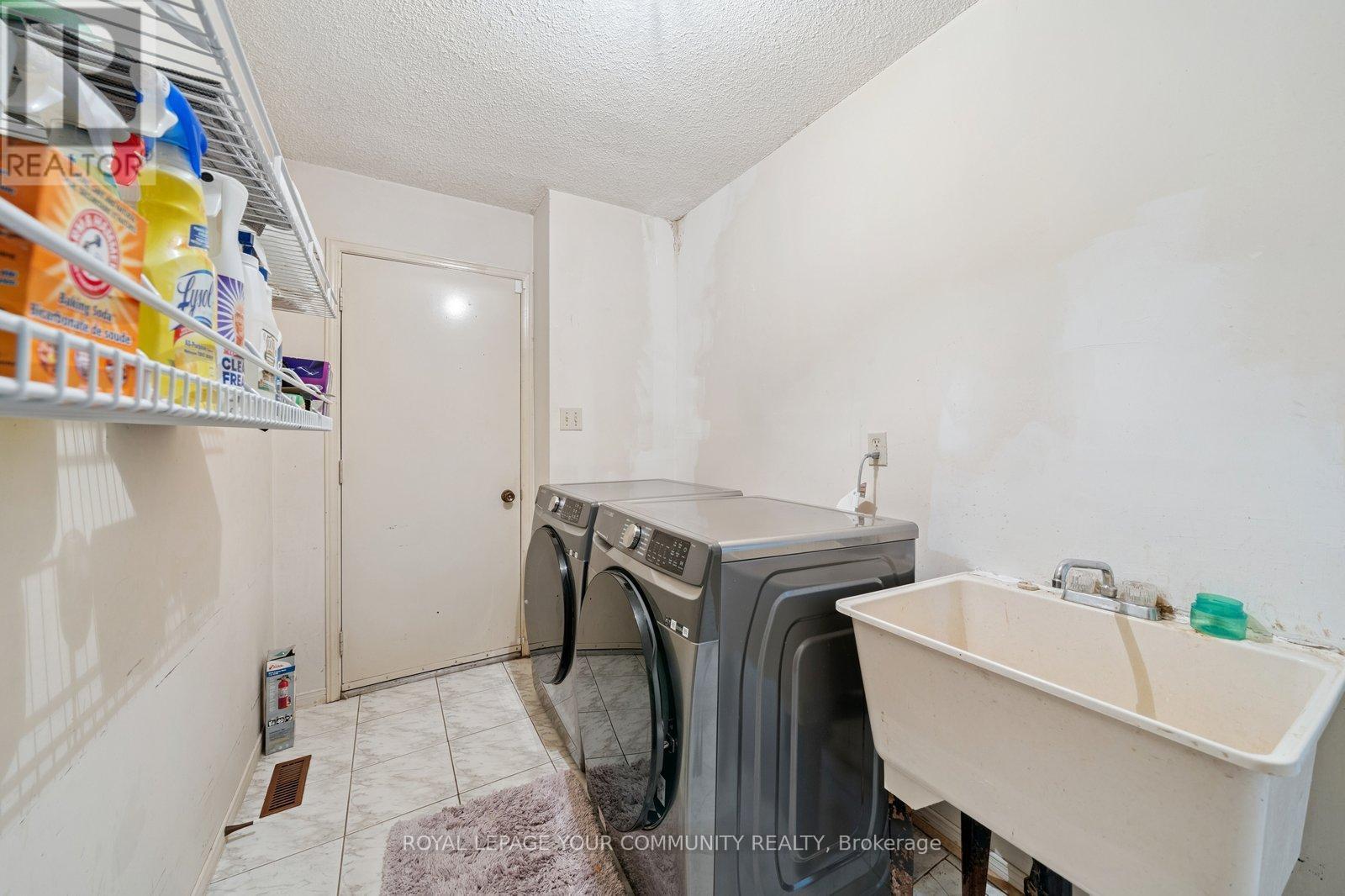 












194 CARRINGTON DRIVE

,
Richmond Hill,




Ontario
L4C7Z7


