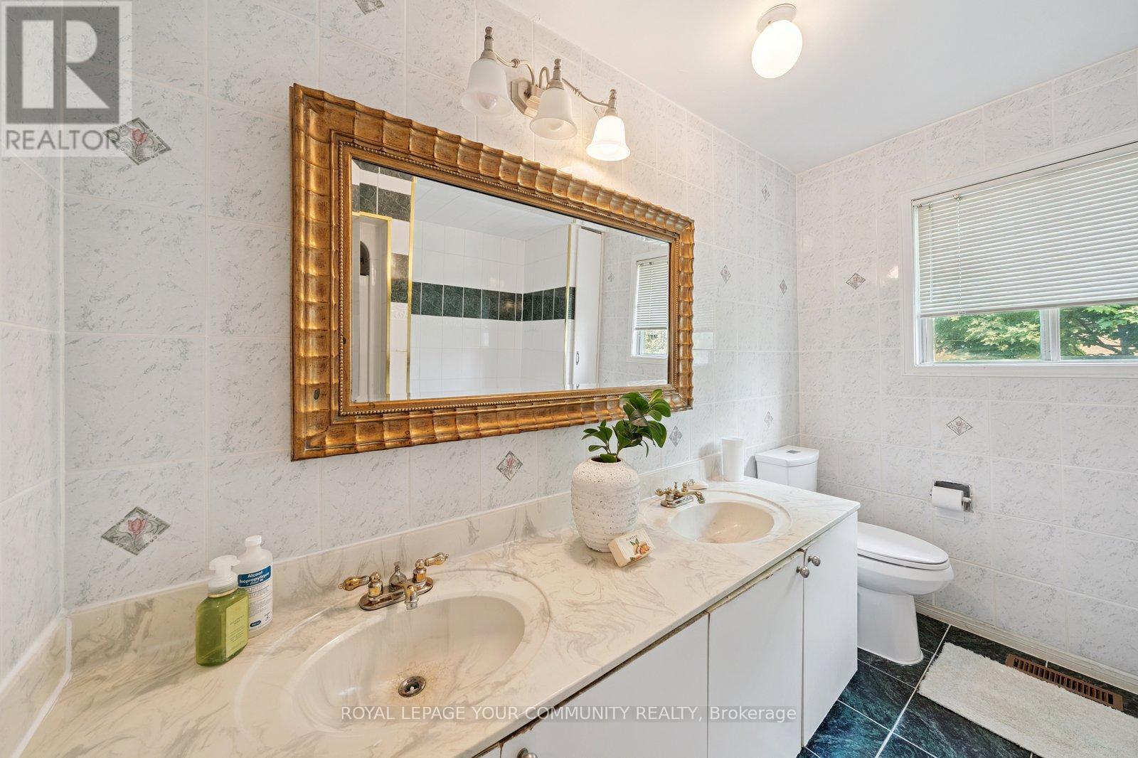 












194 CARRINGTON DRIVE

,
Richmond Hill,




Ontario
L4C7Z7

