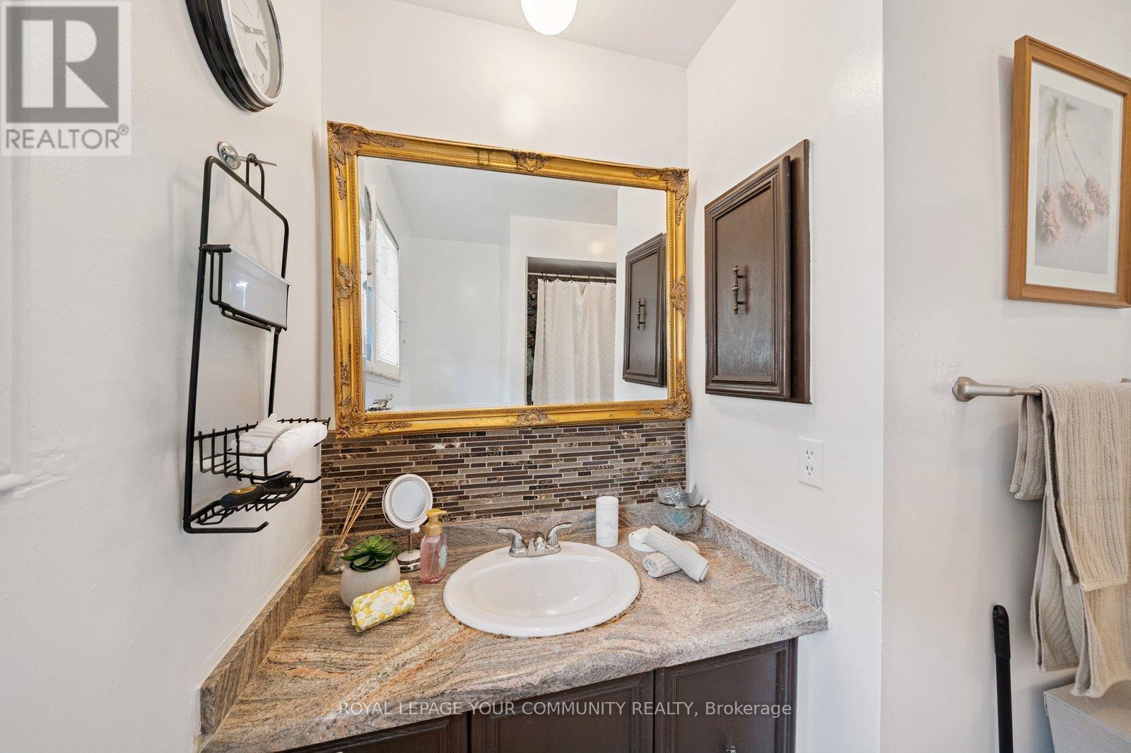 












194 CARRINGTON DRIVE

,
Richmond Hill,




Ontario
L4C7Z7

