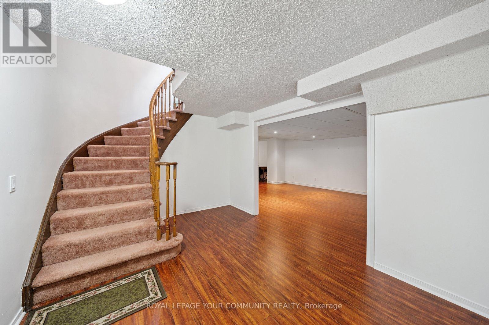 












194 CARRINGTON DRIVE

,
Richmond Hill,




Ontario
L4C7Z7

