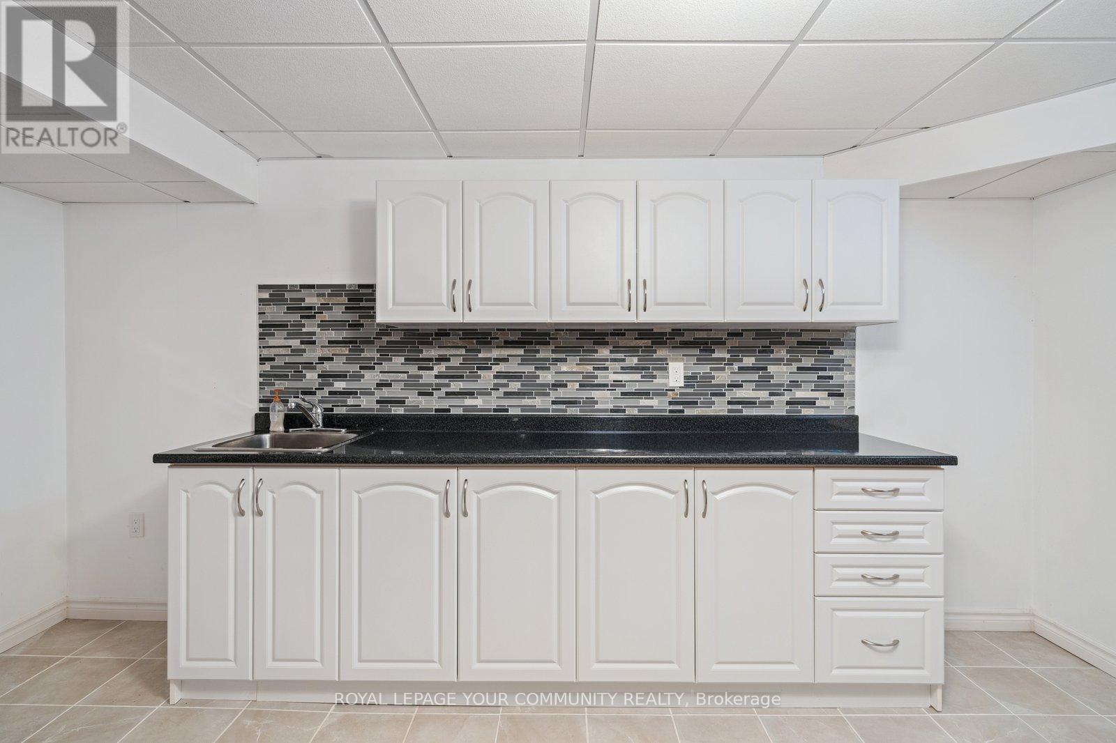 












194 CARRINGTON DRIVE

,
Richmond Hill,




Ontario
L4C7Z7

