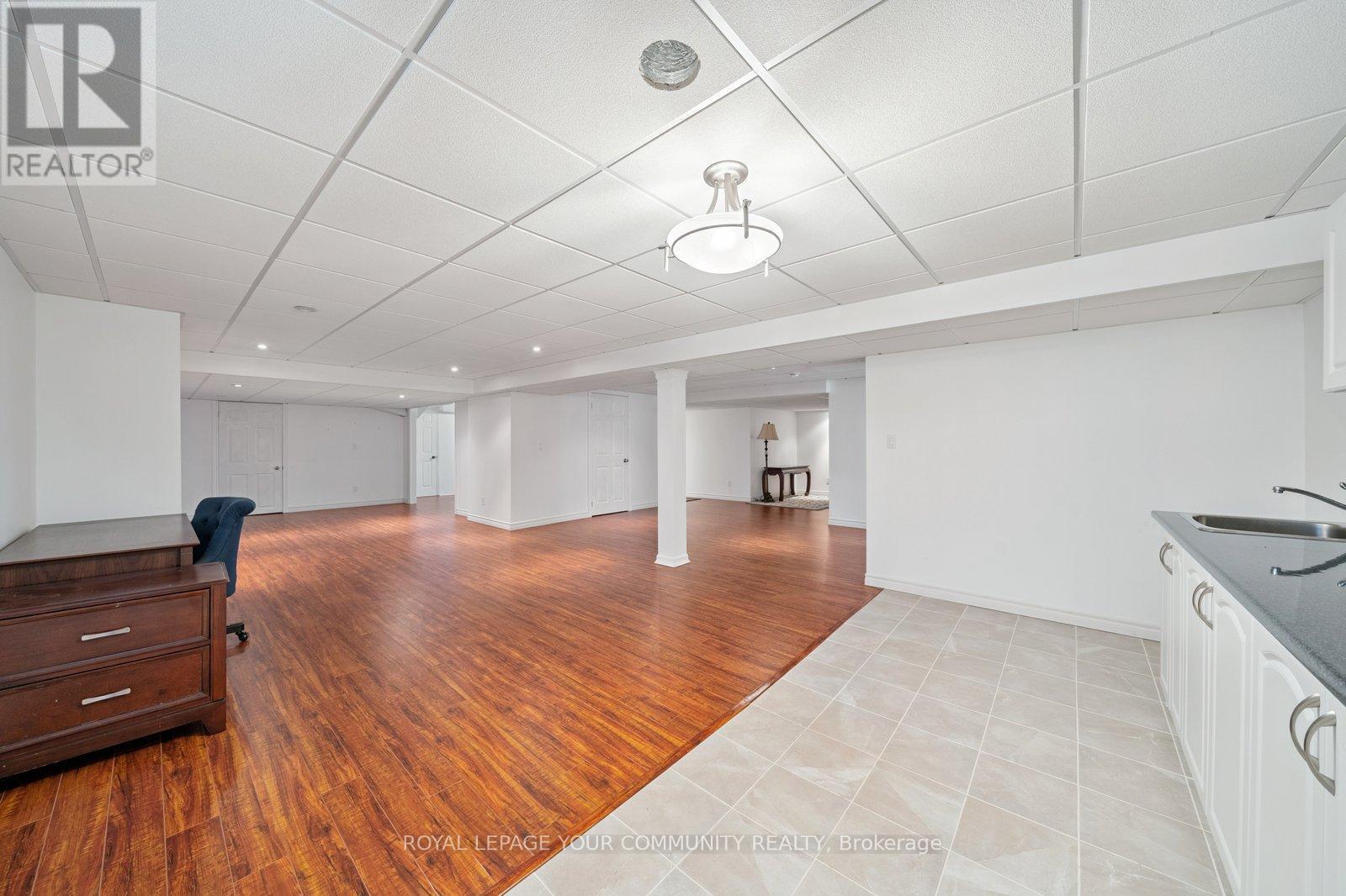 












194 CARRINGTON DRIVE

,
Richmond Hill,




Ontario
L4C7Z7


