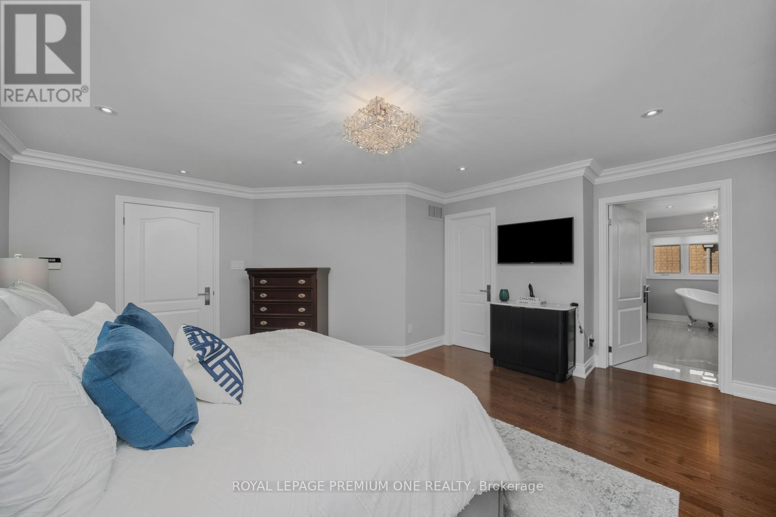 












28 JOHNSWOOD CRESCENT

,
Vaughan,




Ontario
L4H2K7

