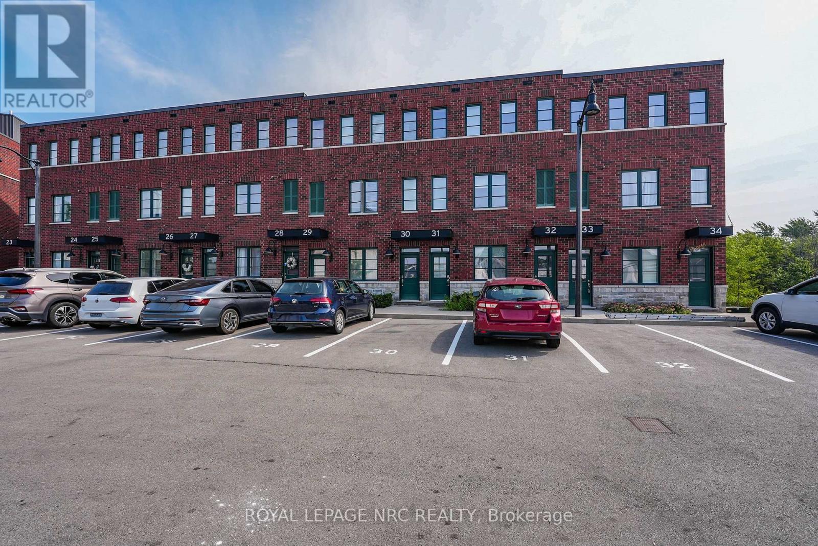 












30 - 290 BARTON STREET W

,
Hamilton (Strathcona),




Ontario
L8R3P3

