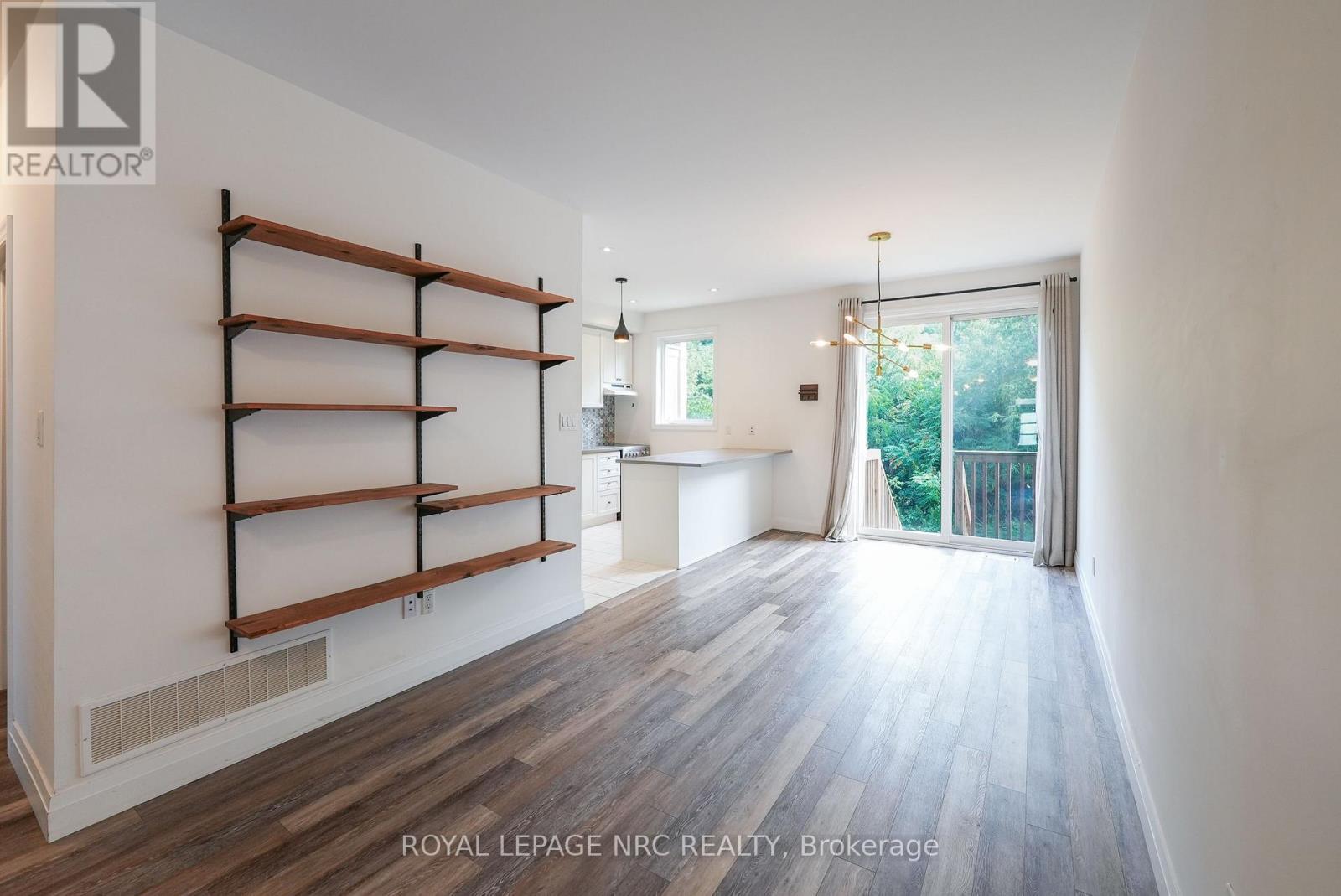 












30 - 290 BARTON STREET W

,
Hamilton (Strathcona),




Ontario
L8R3P3

