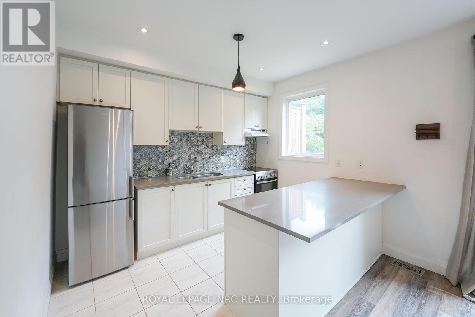 












30 - 290 BARTON STREET W

,
Hamilton (Strathcona),




Ontario
L8R3P3

