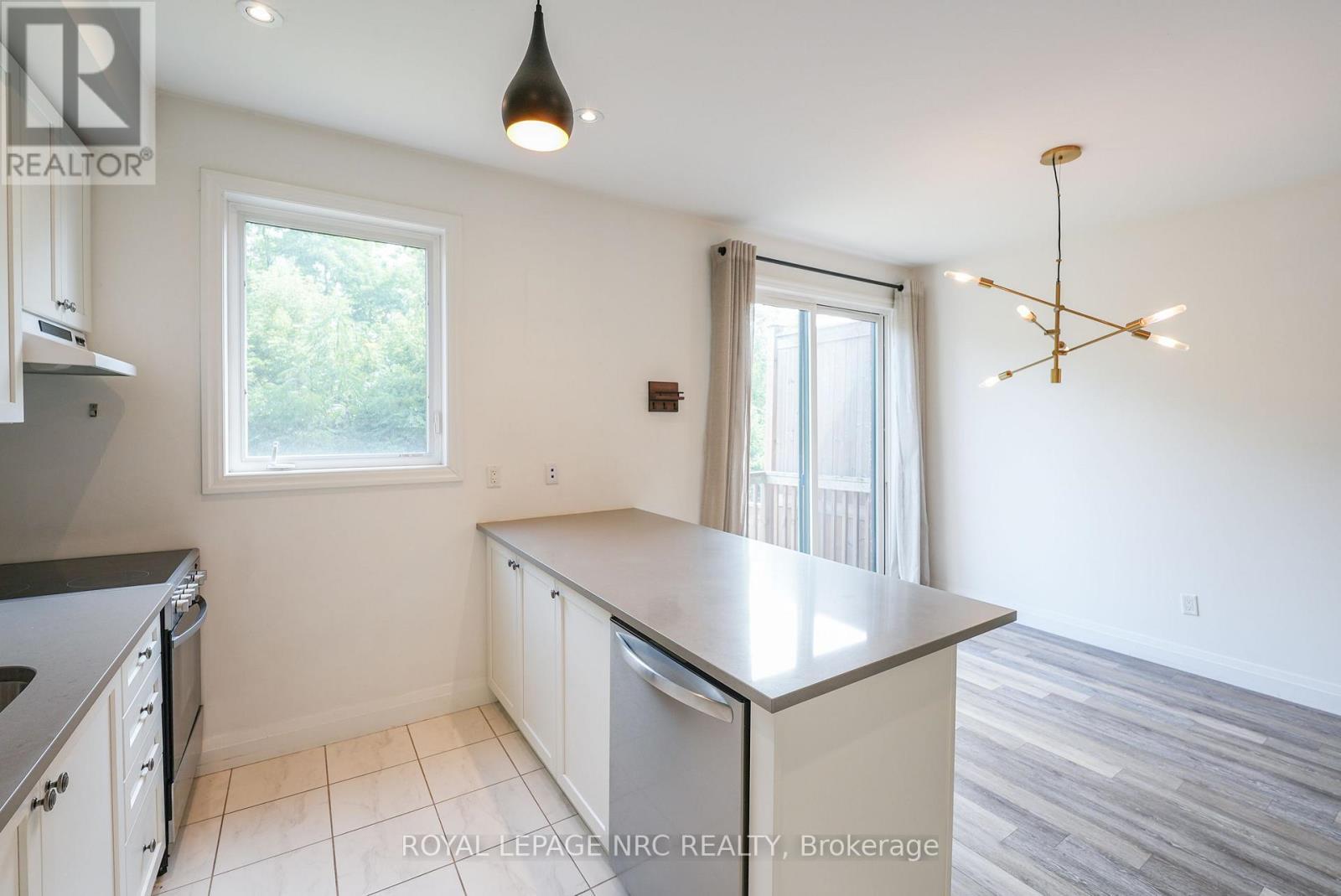 












30 - 290 BARTON STREET W

,
Hamilton (Strathcona),




Ontario
L8R3P3

