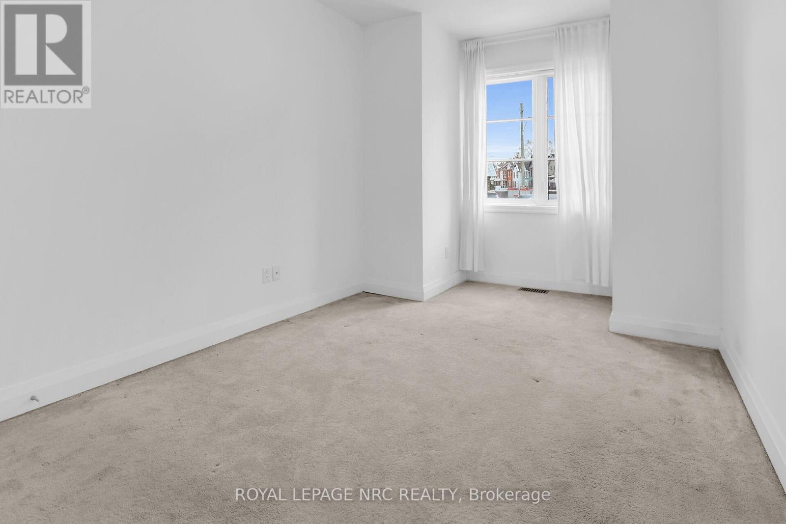 












30 - 290 BARTON STREET W

,
Hamilton (Strathcona),




Ontario
L8R3P3

