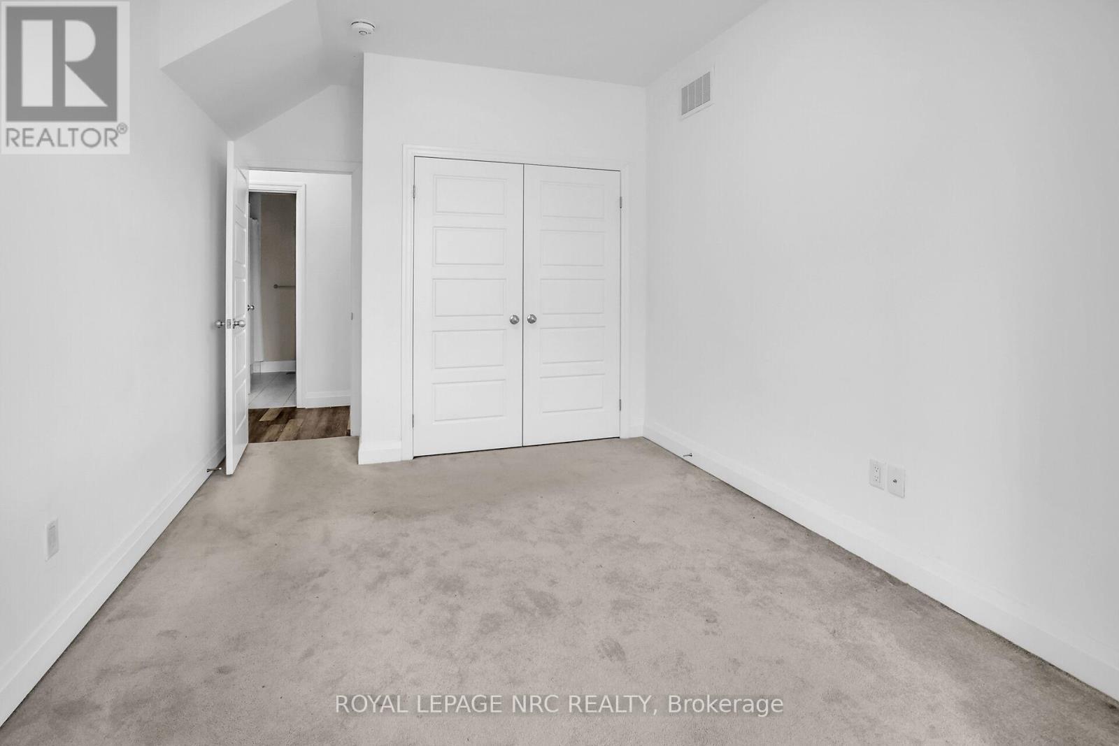 












30 - 290 BARTON STREET W

,
Hamilton (Strathcona),




Ontario
L8R3P3

