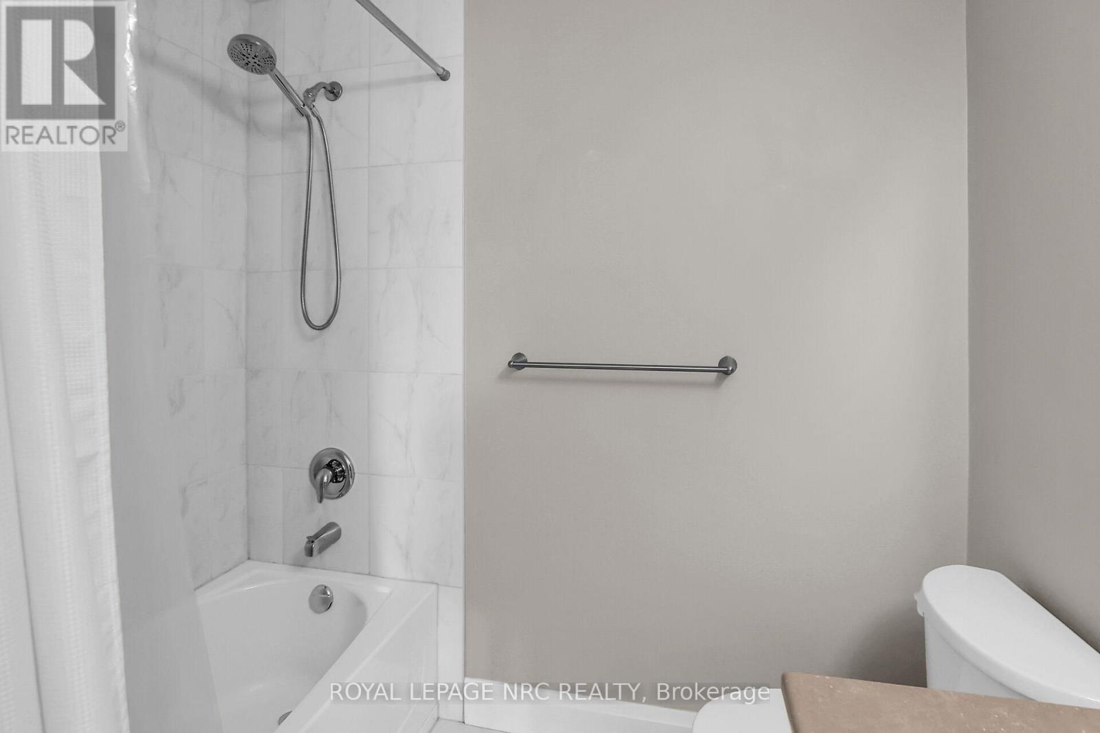 












30 - 290 BARTON STREET W

,
Hamilton (Strathcona),




Ontario
L8R3P3

