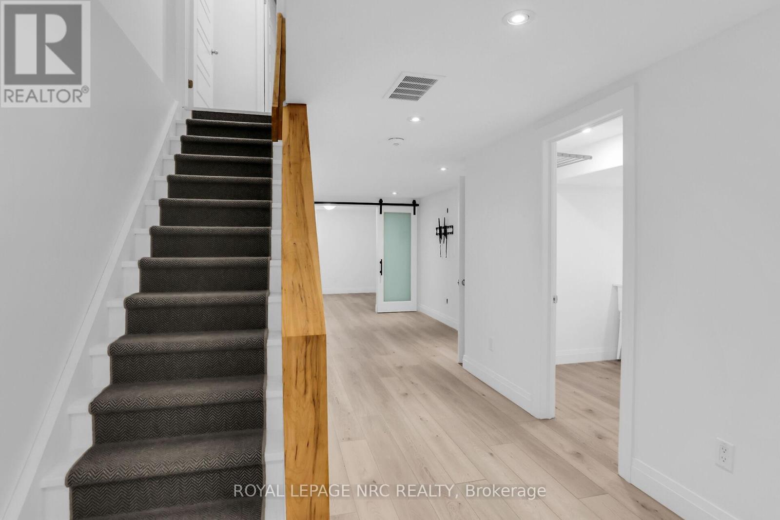 












30 - 290 BARTON STREET W

,
Hamilton (Strathcona),




Ontario
L8R3P3

