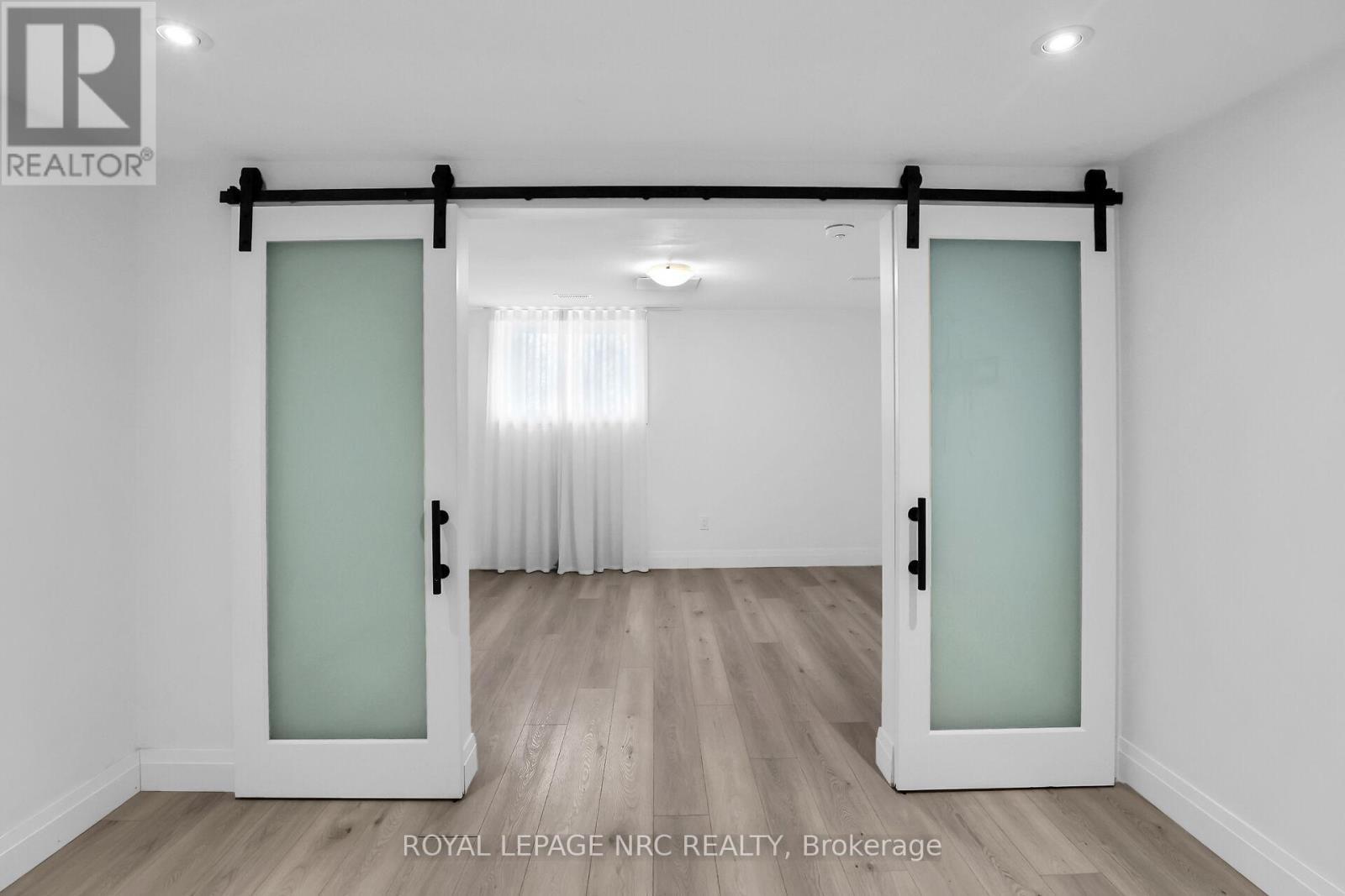 












30 - 290 BARTON STREET W

,
Hamilton (Strathcona),




Ontario
L8R3P3

