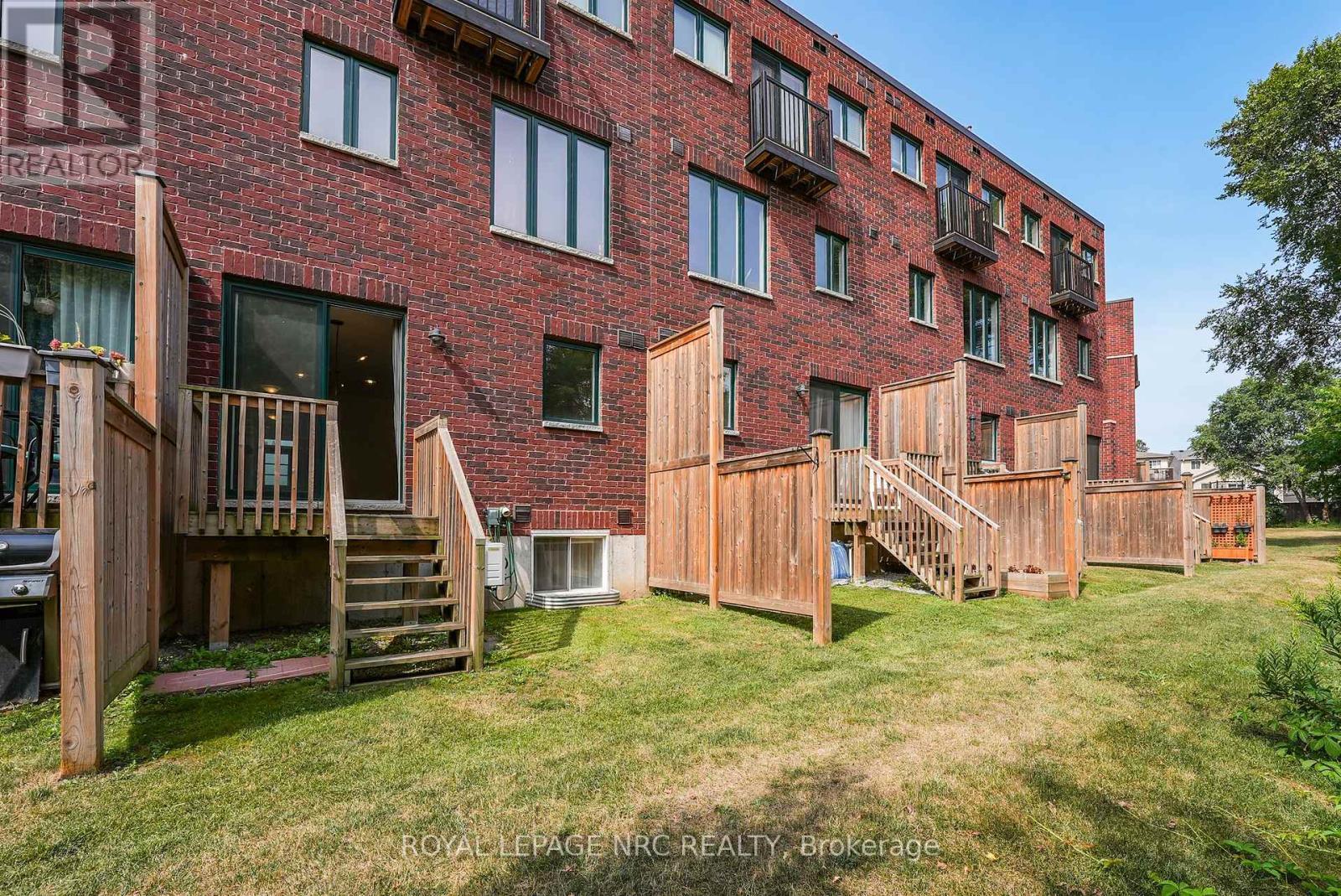 












30 - 290 BARTON STREET W

,
Hamilton (Strathcona),




Ontario
L8R3P3

