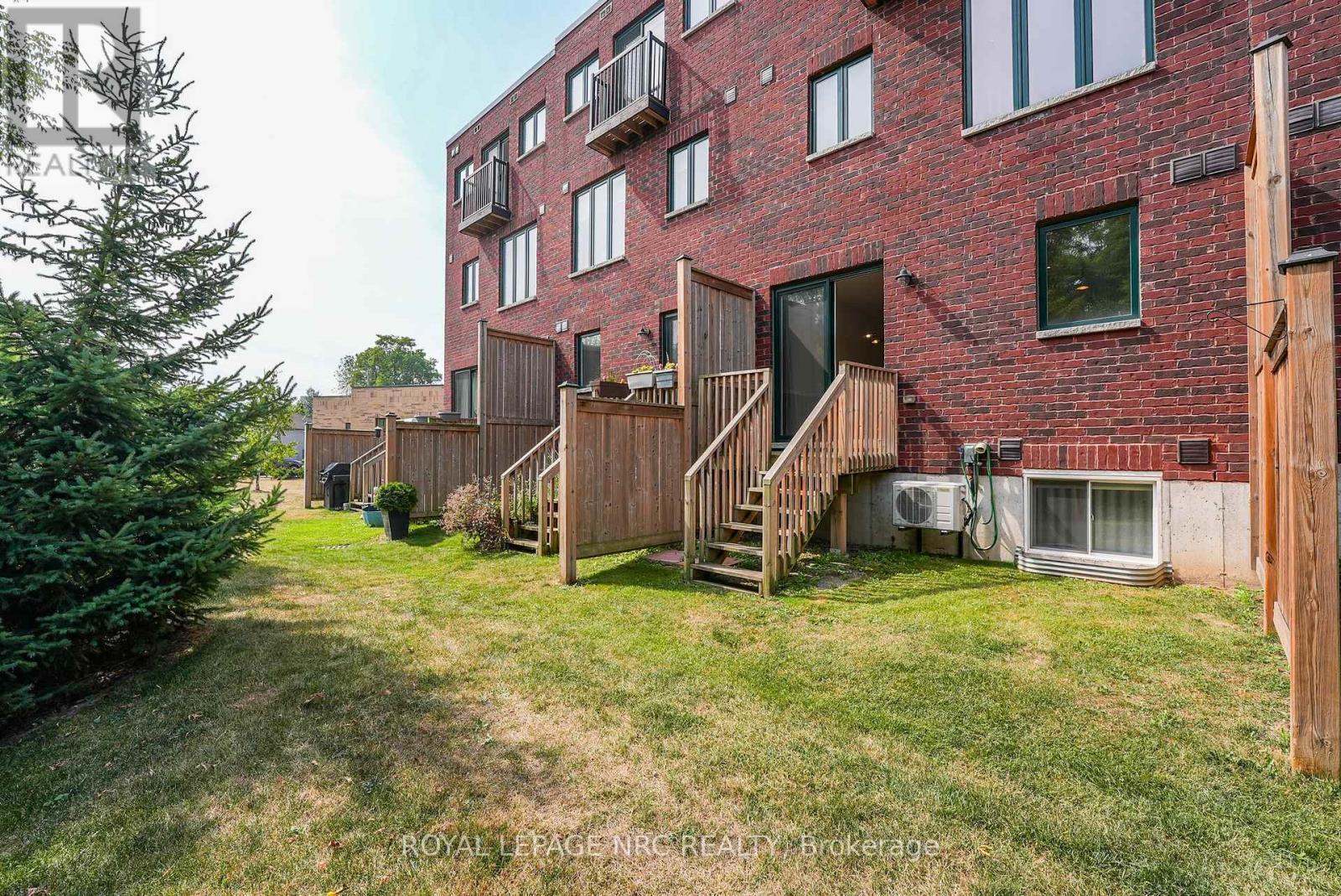 












30 - 290 BARTON STREET W

,
Hamilton (Strathcona),




Ontario
L8R3P3

