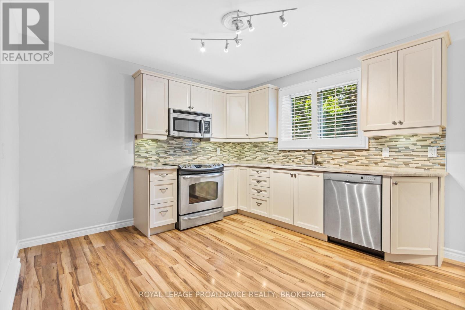 












409 REGENT STREET

,
Kingston (Kingston East (Incl Barret Crt)),




Ontario
K7K5P8

