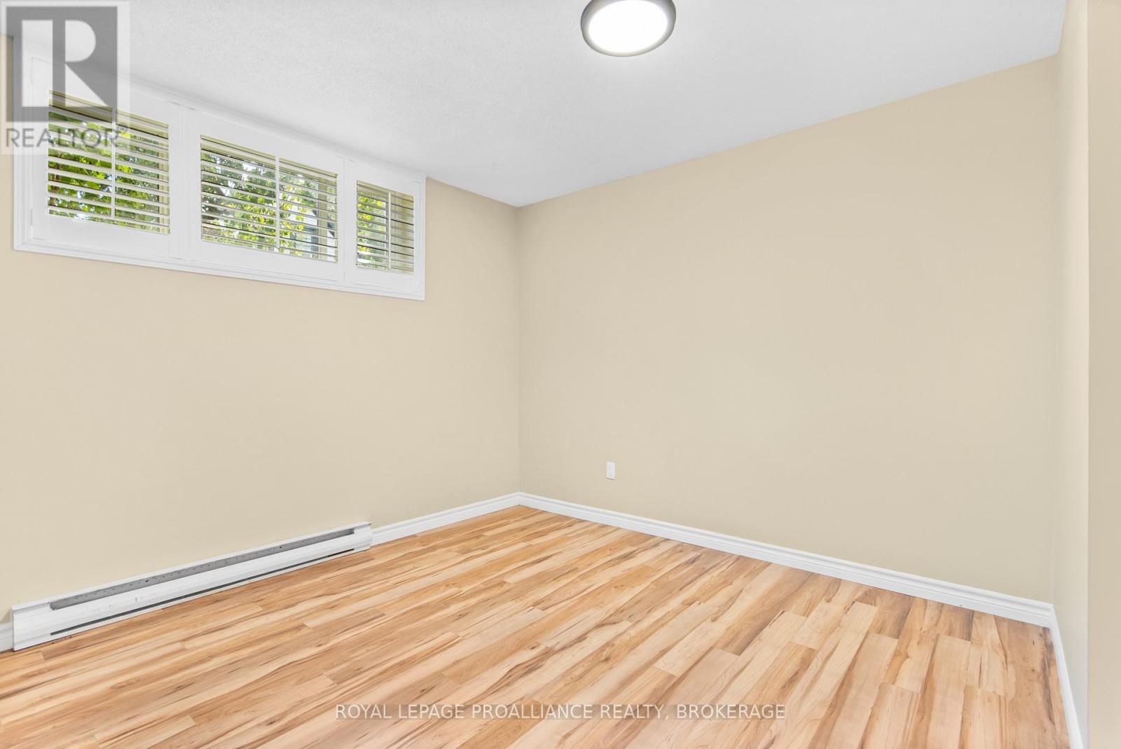 












409 REGENT STREET

,
Kingston (Kingston East (Incl Barret Crt)),




Ontario
K7K5P8

