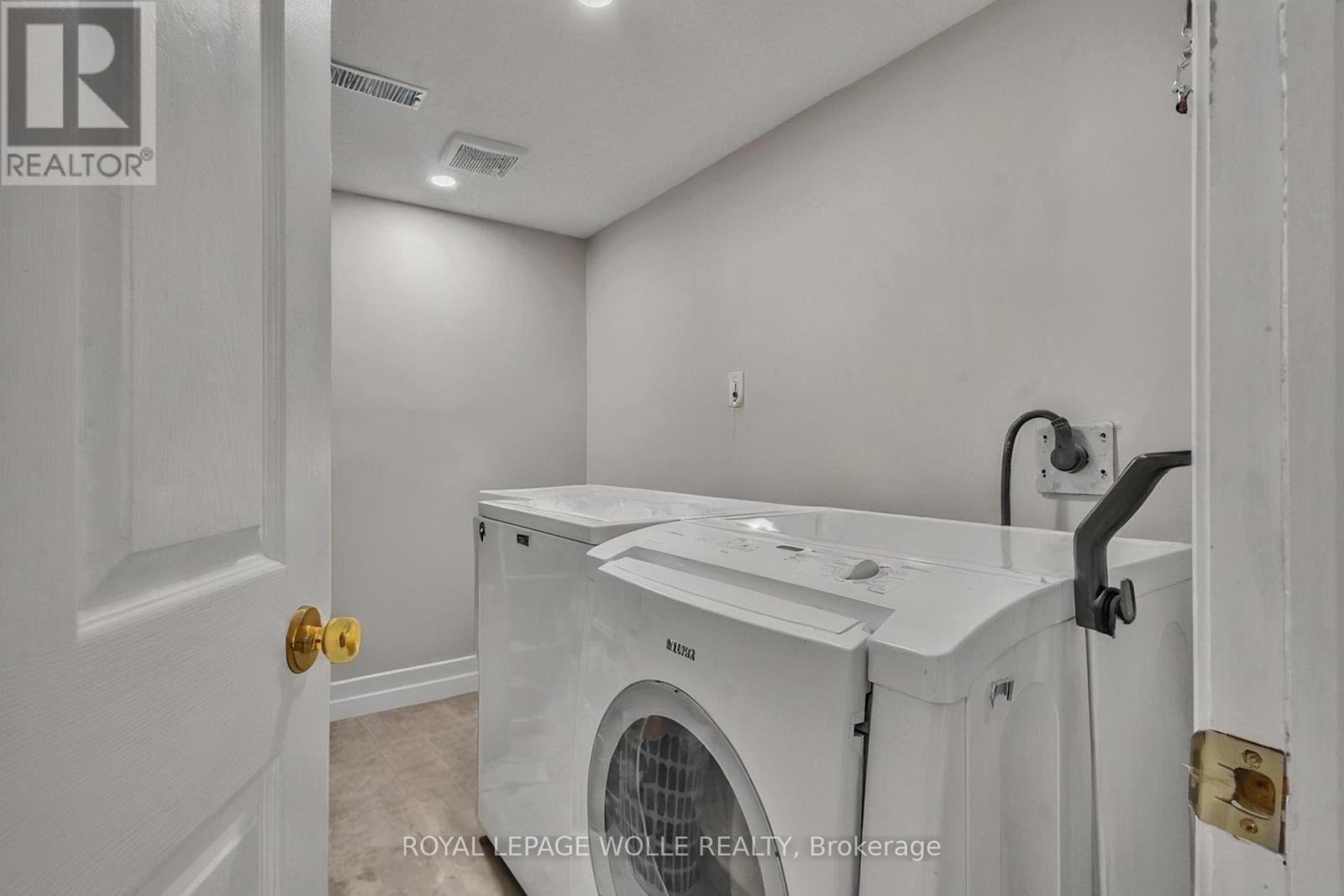 












50 INGE COURT

,
Kitchener,




Ontario
N2K3V7

