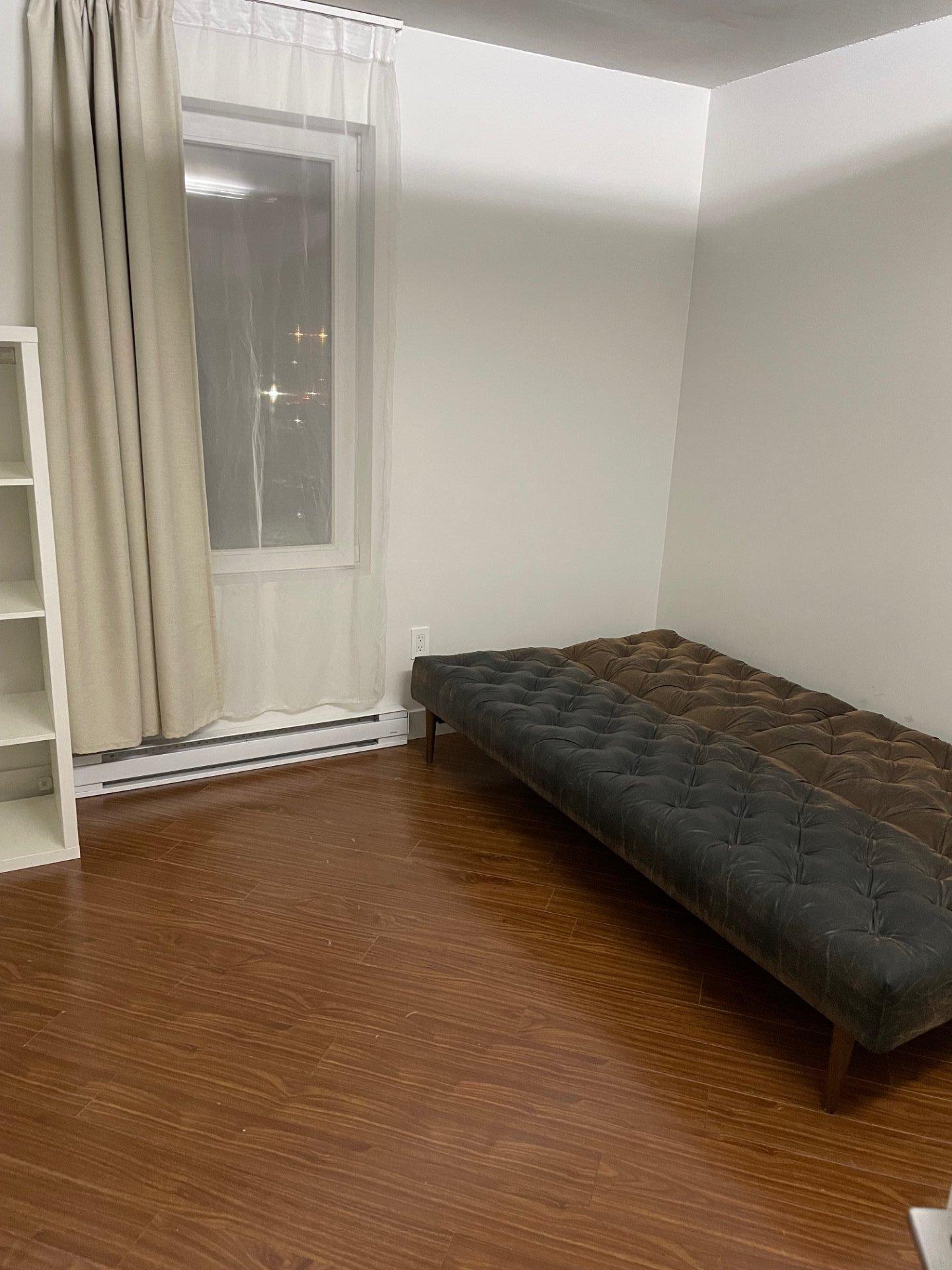 









2330


Rue Ward

,
Montréal (Saint-Laurent),




QC
H4M2V6

