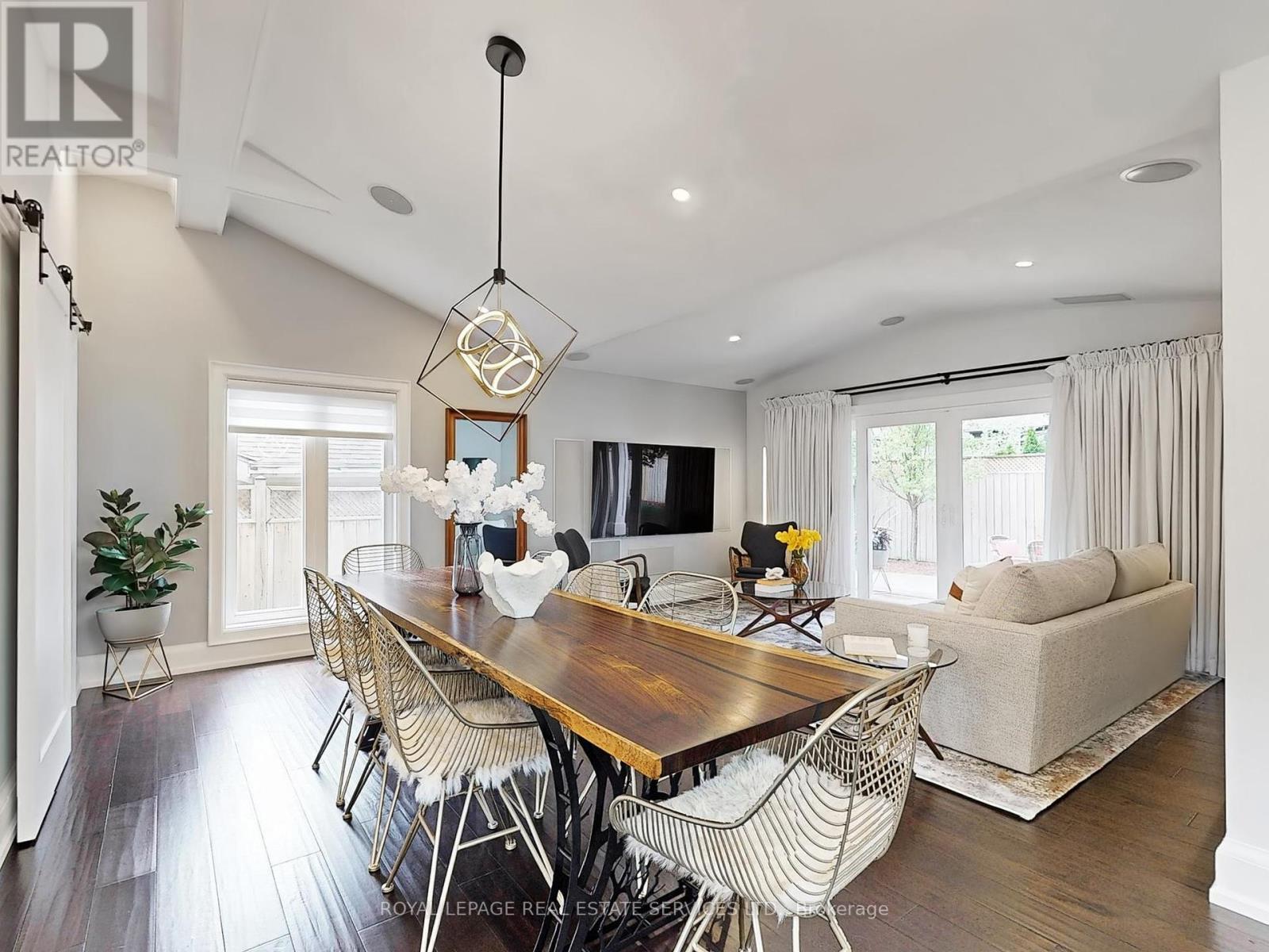 












1072 BOMORDA DRIVE

,
Oakville,




Ontario
L6H1Y2

