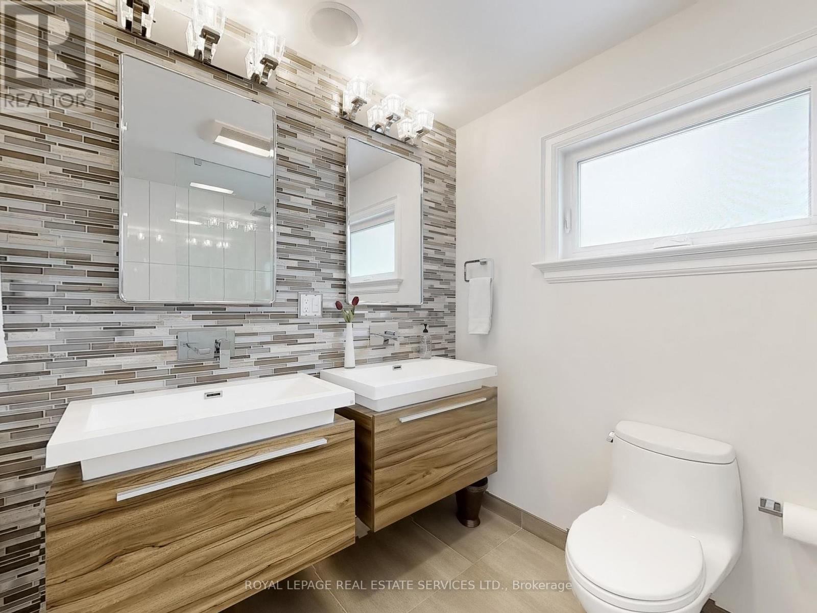 












1072 BOMORDA DRIVE

,
Oakville,




Ontario
L6H1Y2

