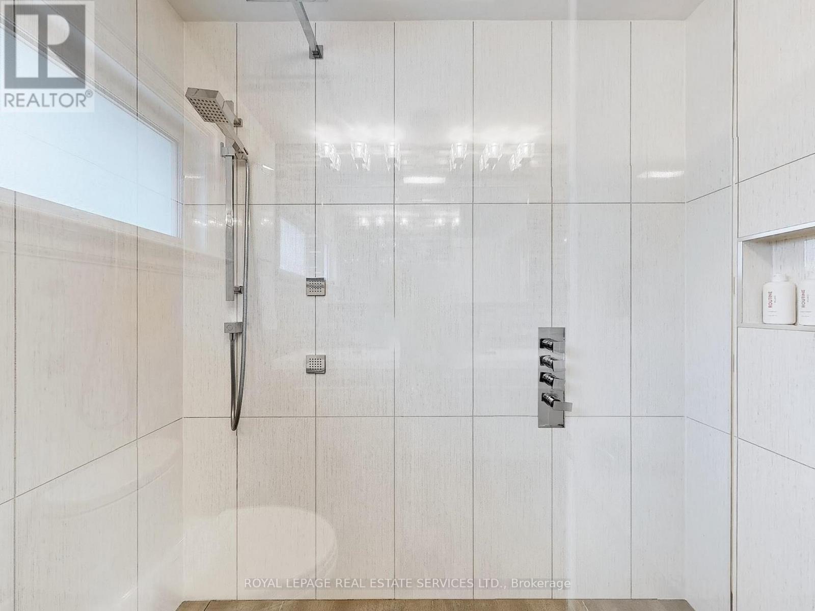 












1072 BOMORDA DRIVE

,
Oakville,




Ontario
L6H1Y2

