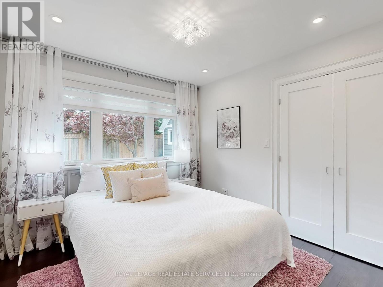 












1072 BOMORDA DRIVE

,
Oakville,




Ontario
L6H1Y2

