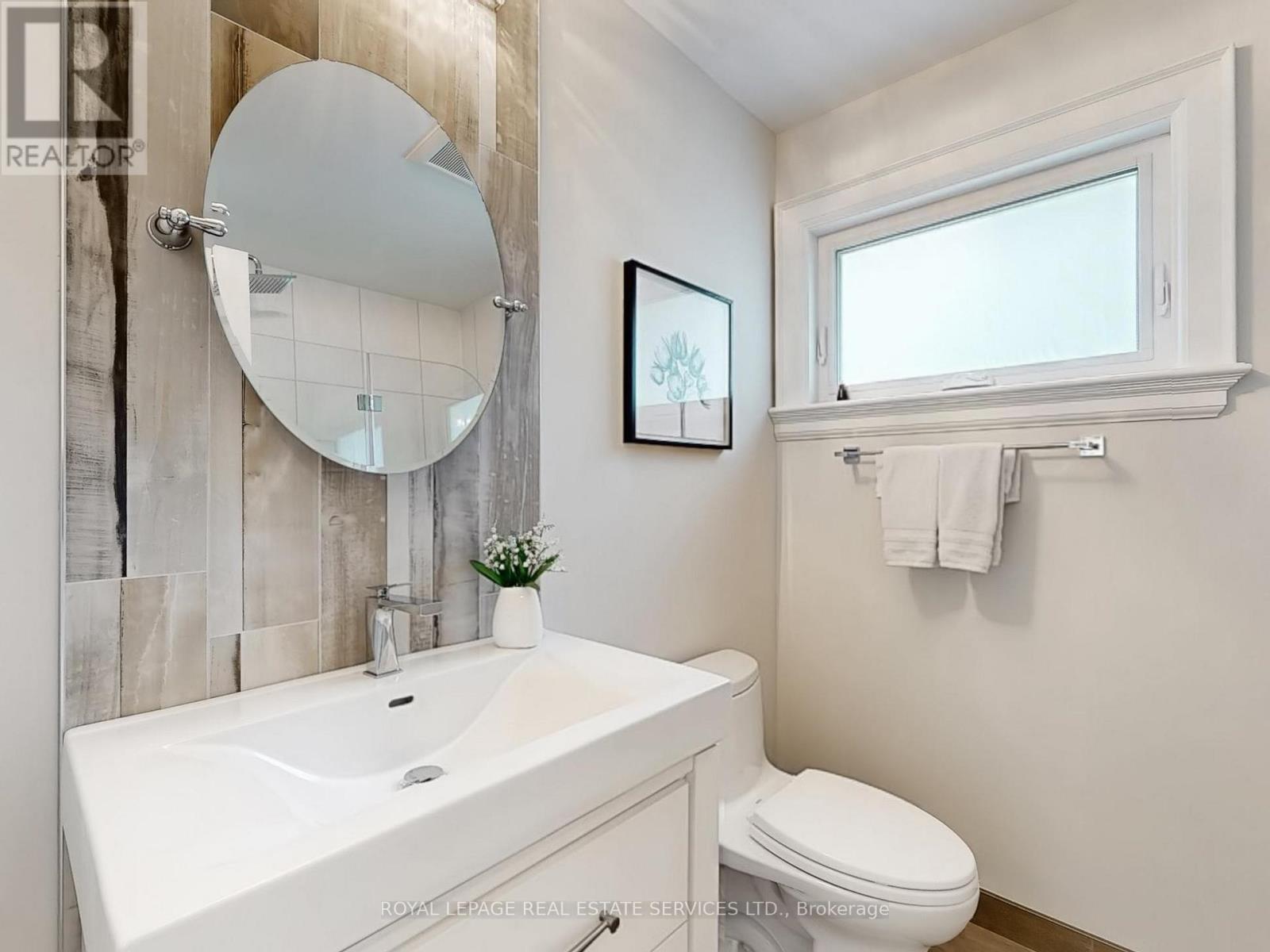 












1072 BOMORDA DRIVE

,
Oakville,




Ontario
L6H1Y2

